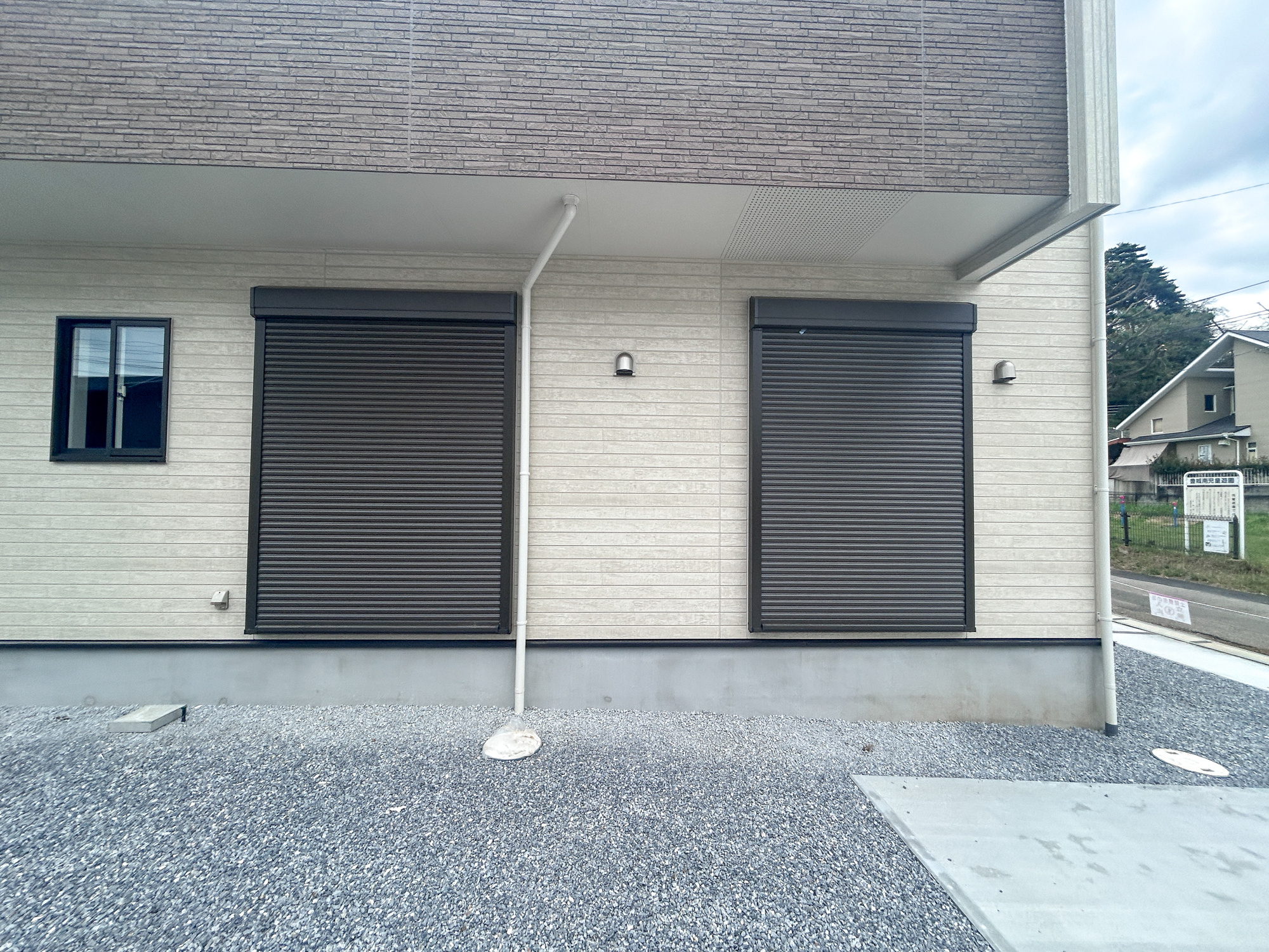 伊勢崎市豊城町　新築住宅全2棟の防犯設備|防風、防犯、防音、断熱と様々な効果を発揮するシャッター付きです♪