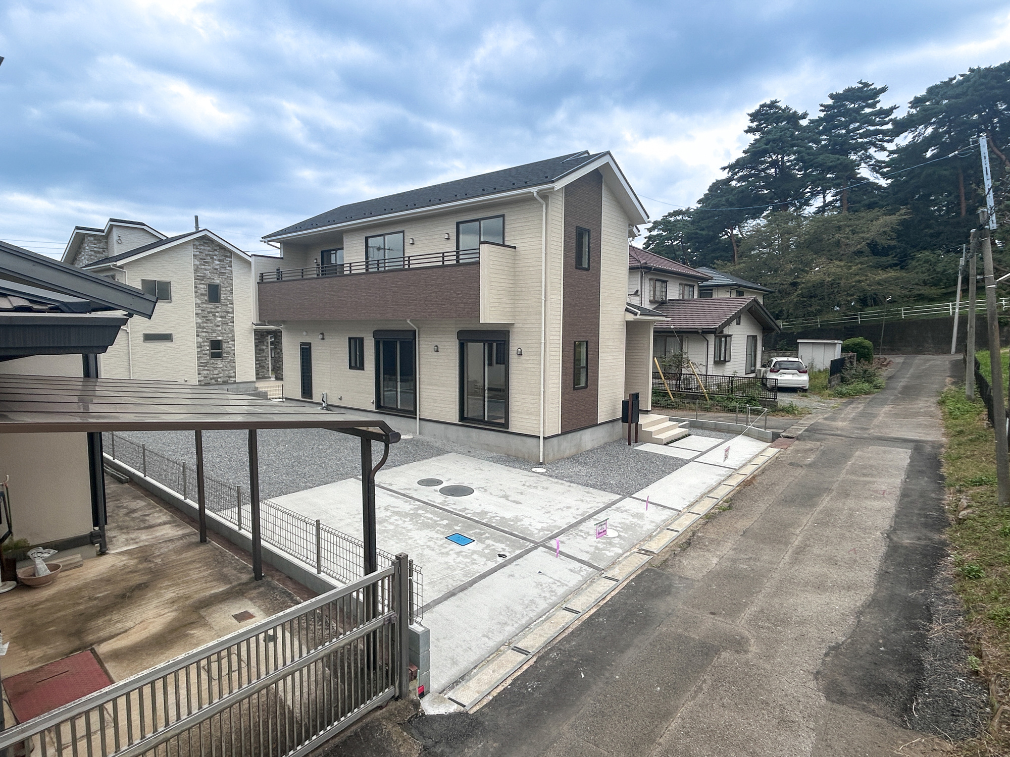 伊勢崎市豊城町　新築住宅全2棟の前面道路含む現地写真|閑静な住宅地で子育て家族にピッタリ。毎日のお散歩も快適な緑に恵まれたエリアで、自然に包まれた穏やかな暮らしを実現するための、ゆとりある住環境が整っています。

