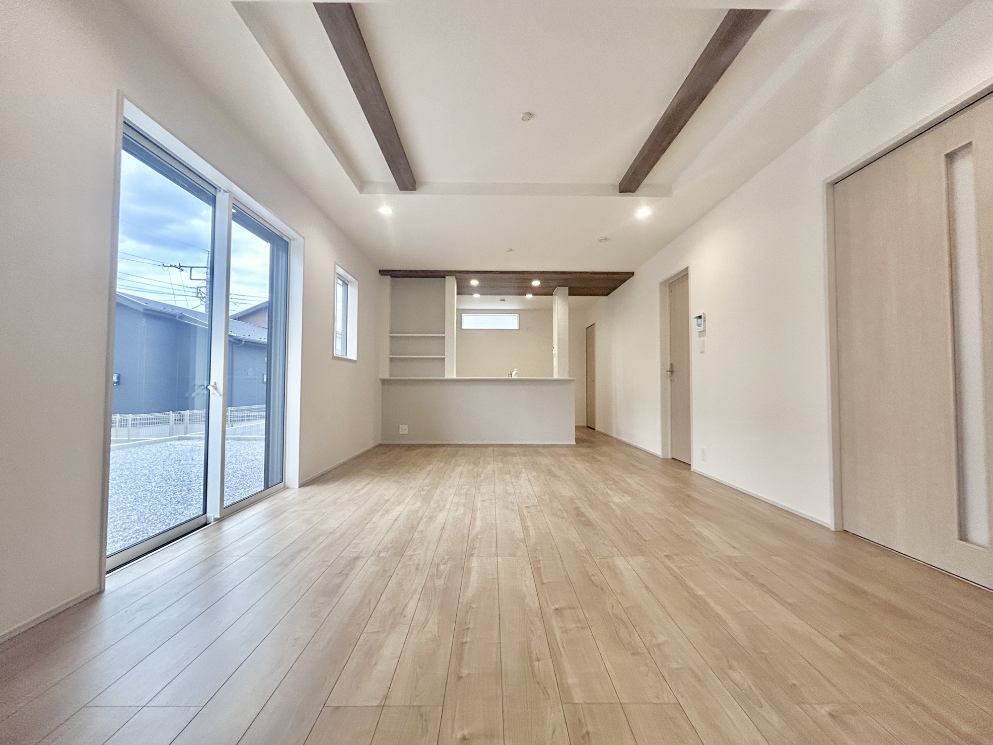 伊勢崎市豊城町　新築住宅全2棟の居間・リビング|南向きに大きく開いた窓からは、明るい陽射しが射し込みます。
爽やかな風が吹き抜ける心地良いリビングには、自然と家族が集まります。
