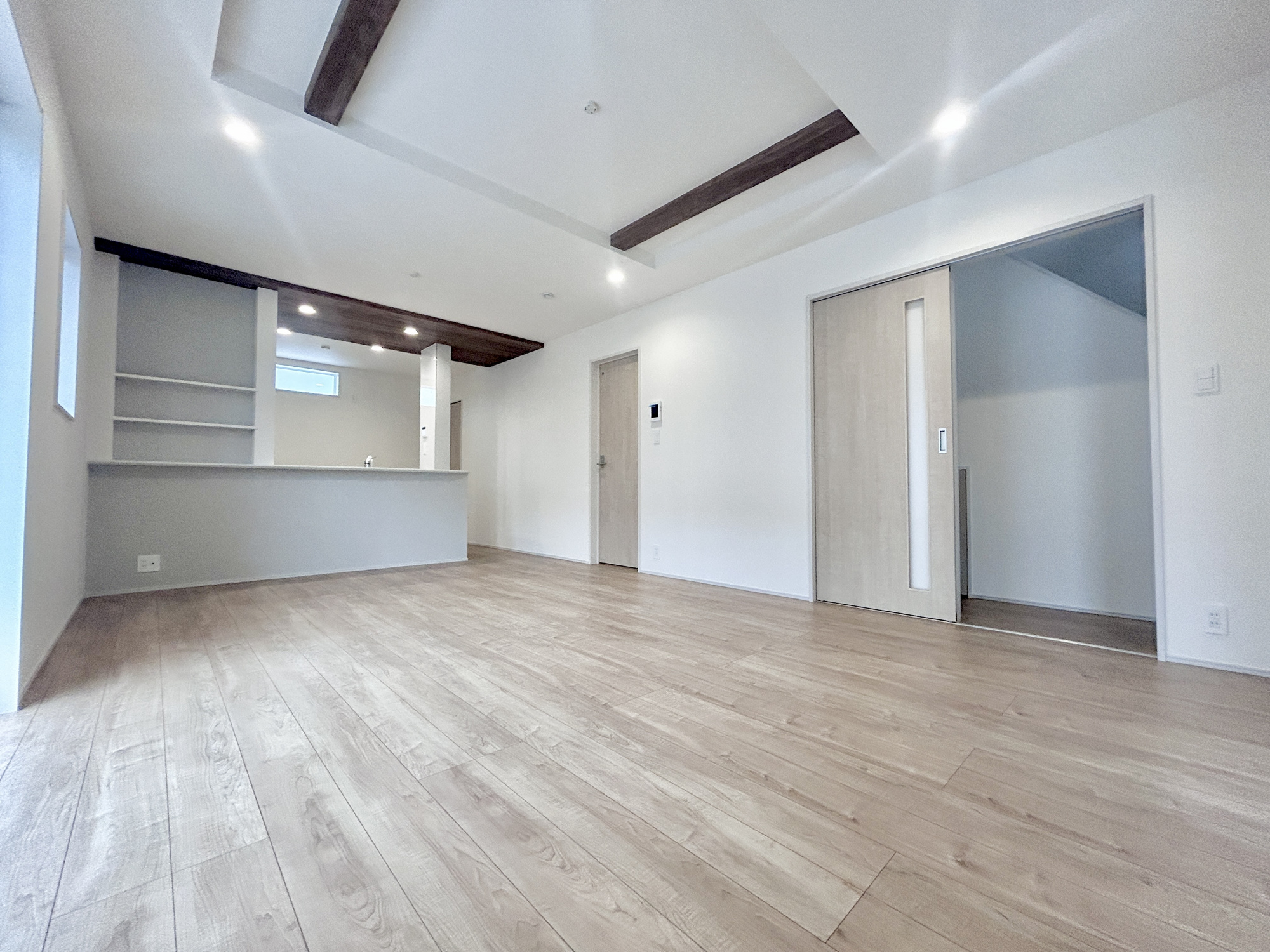 伊勢崎市豊城町　新築住宅全2棟の居間・リビング|室内にいても、たっぷりの陽光と爽やかな風を感じて頂ける、開放感あふれるリビングです。
ご家族と穏やかに過ごす、心地の良い時間が流れます。
