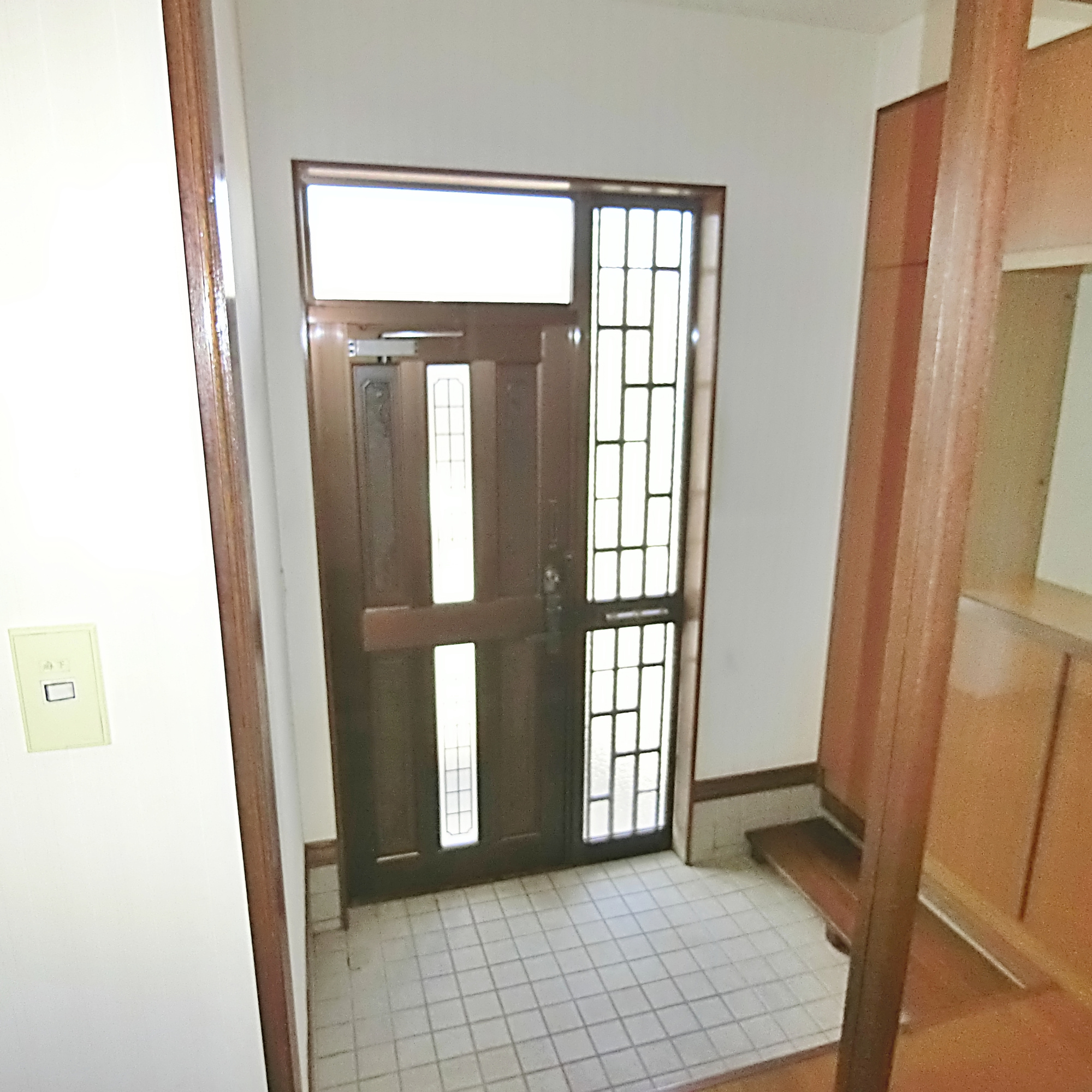 登別市鷲別町4丁目37-21　中古住宅の玄関