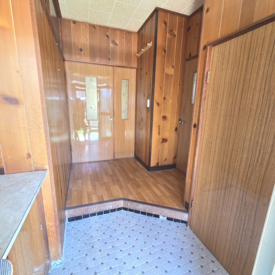 登別市片倉町1丁目12-4　中古住宅の玄関