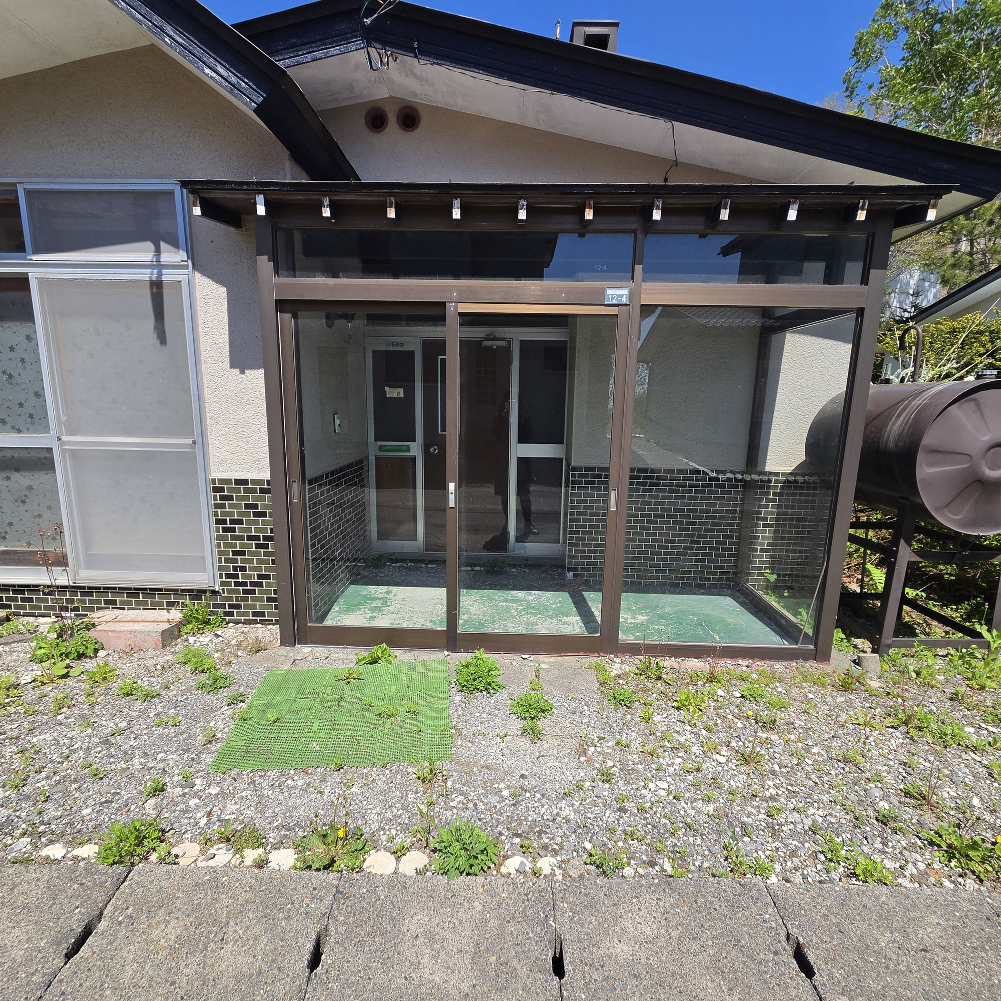 登別市片倉町1丁目12-4　中古住宅の玄関