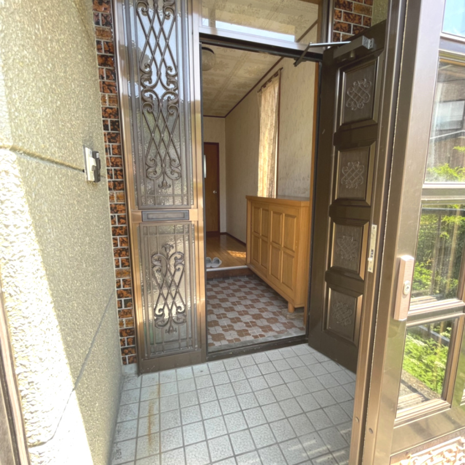 室蘭市母恋南町1丁目8-13　中古住宅の玄関