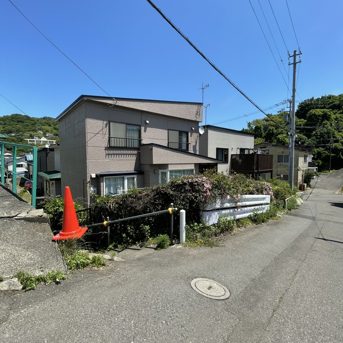 室蘭市母恋南町1丁目8-13　中古住宅の前面道路含む現地写真
