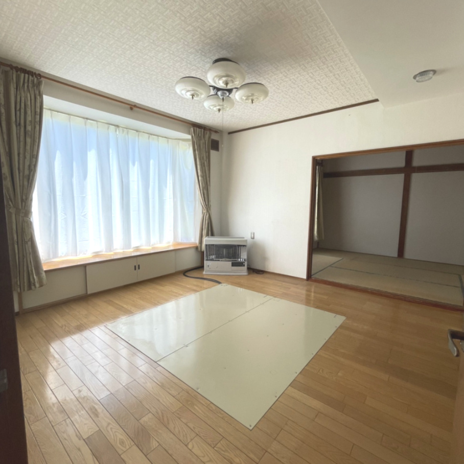 室蘭市母恋南町1丁目8-13　中古住宅の居間・リビング