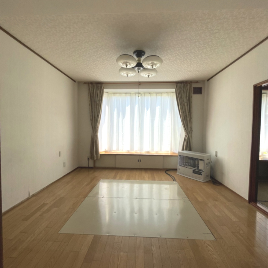 室蘭市母恋南町1丁目8-13　中古住宅の居間・リビング