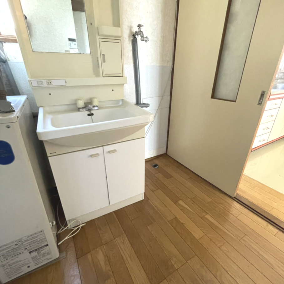 室蘭市母恋南町1丁目8-13　中古住宅の独立洗面台