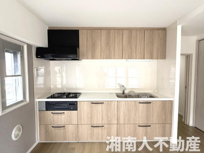 湘南台ブラウンハイムのキッチン|キッチンも新規リフォーム済！床、建具に調和したグレージュアッシュ柄でお洒落♪