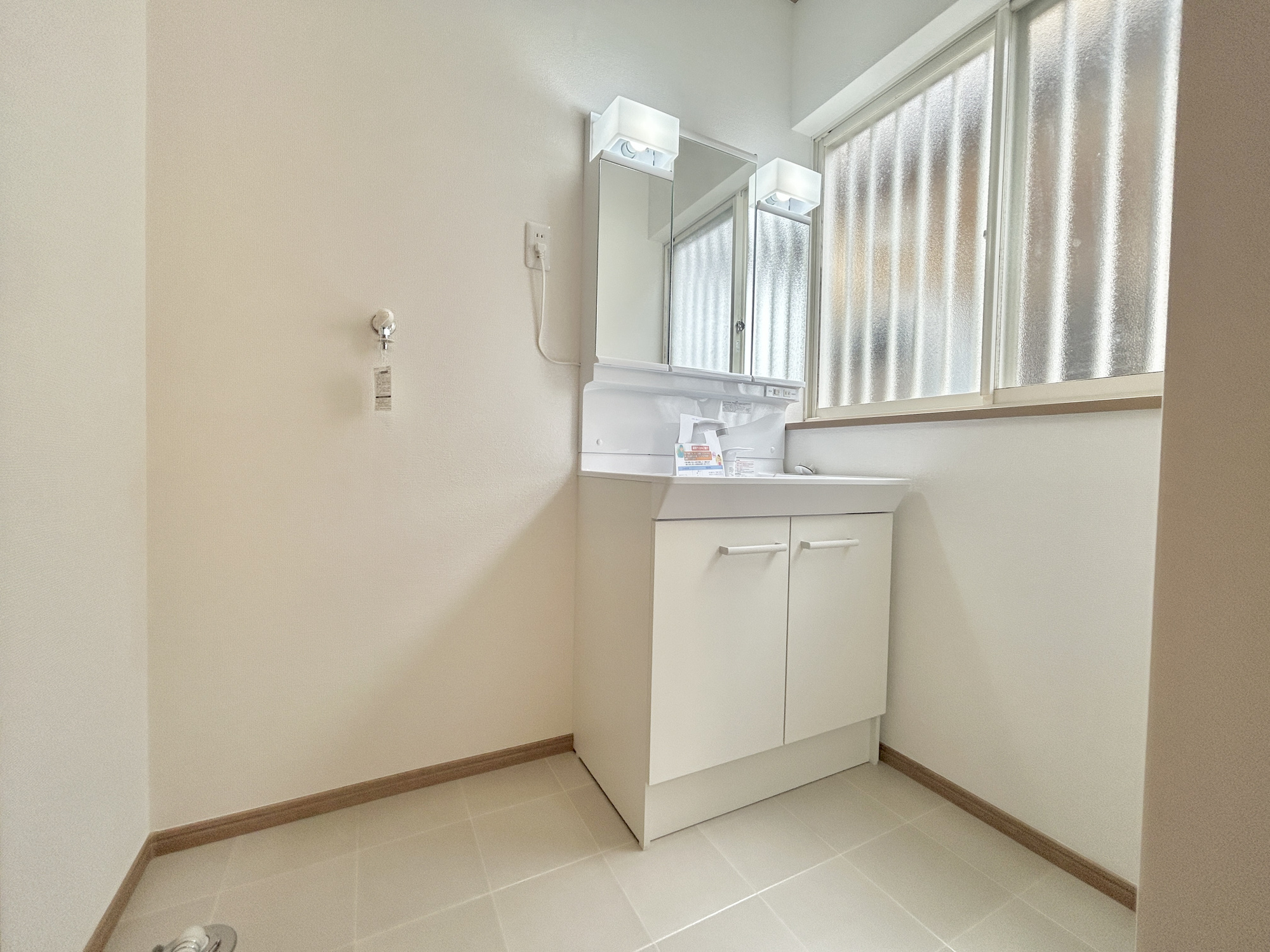 藤岡市藤岡1期　中古住宅の独立洗面台|広く、明るい洗面スペースで朝の身支度も快適に♪３面鏡で髪のセットやお化粧もストレスなくこなせ、鏡の裏にはたっぷりと収納スペースを標準装備！