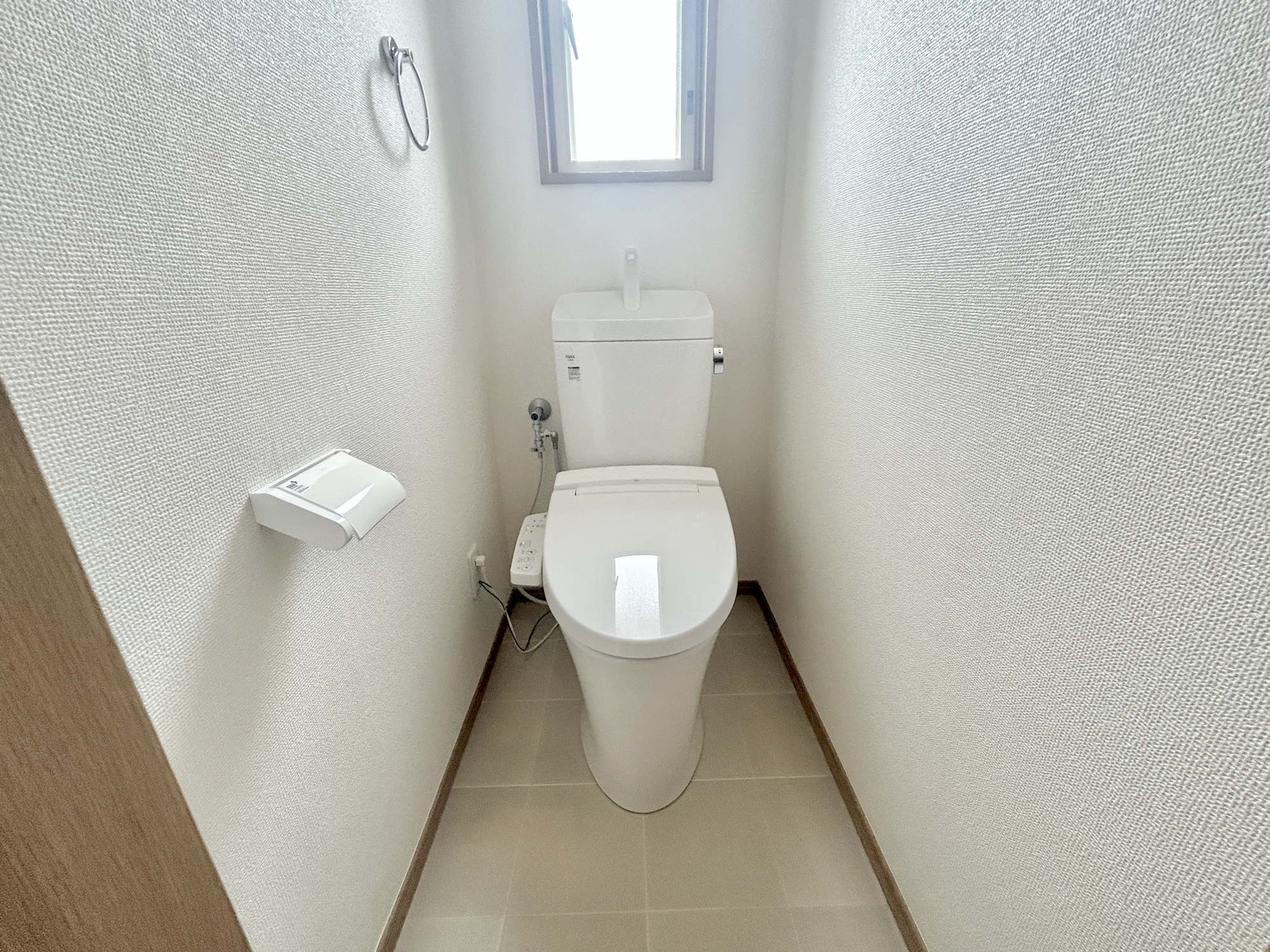 藤岡市藤岡1期　中古住宅のトイレ|節水型でエコなトイレには、今では当たり前の洗浄付き。便座を温める機能もついていて、居心地良くてトイレから出られなくなるかも！換気用に換気扇はもちろん、窓も着いているので常に快適ですね♪