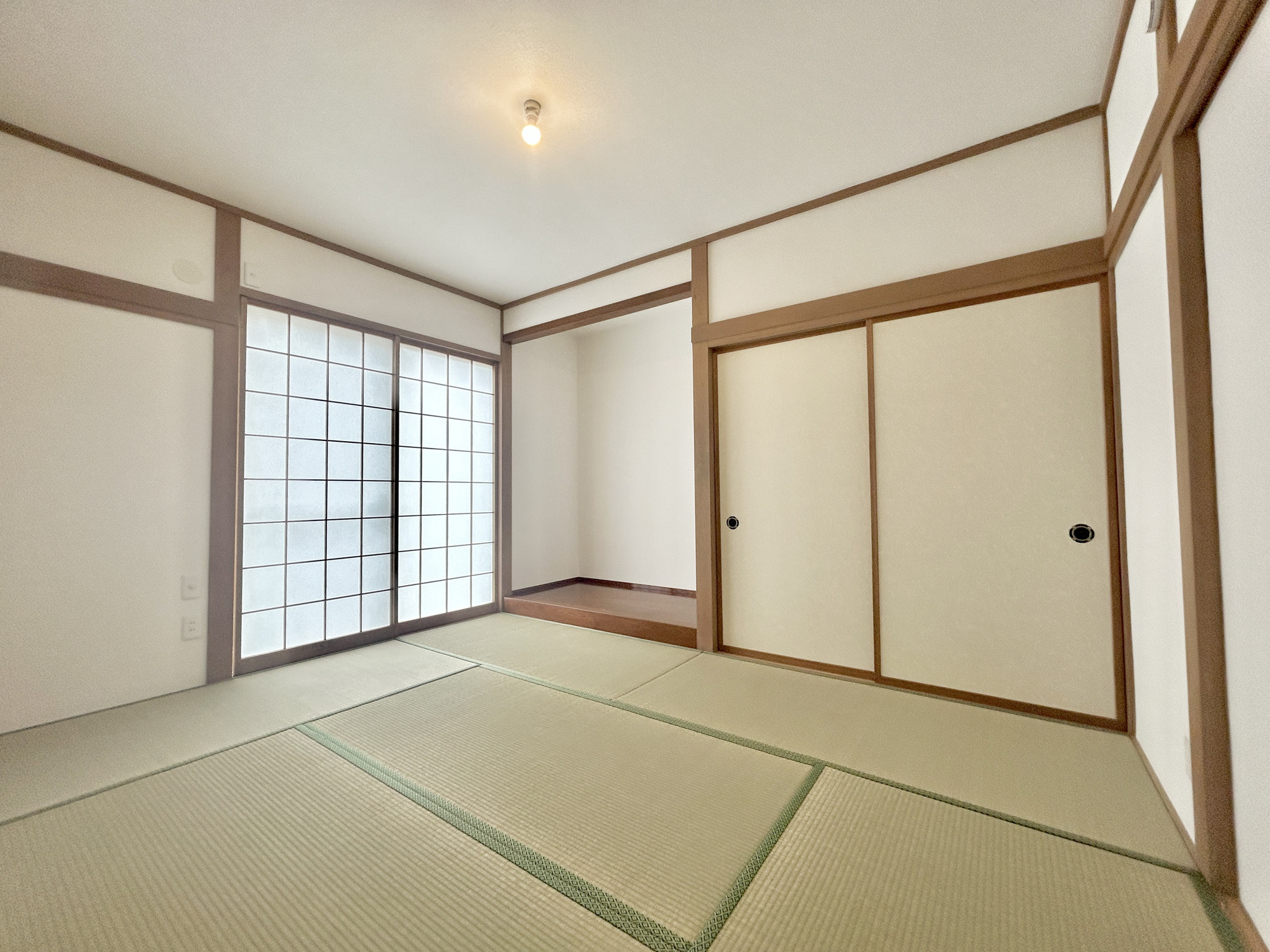 藤岡市藤岡1期　中古住宅の和室|大きな窓からたっぷりと陽光が注がれる明るい空間。家族の成長に対応できる永住仕様の間取り。一日の疲れをいやしてくれる主寝室。時を忘れて過ごす場所として過ごせるお部屋。