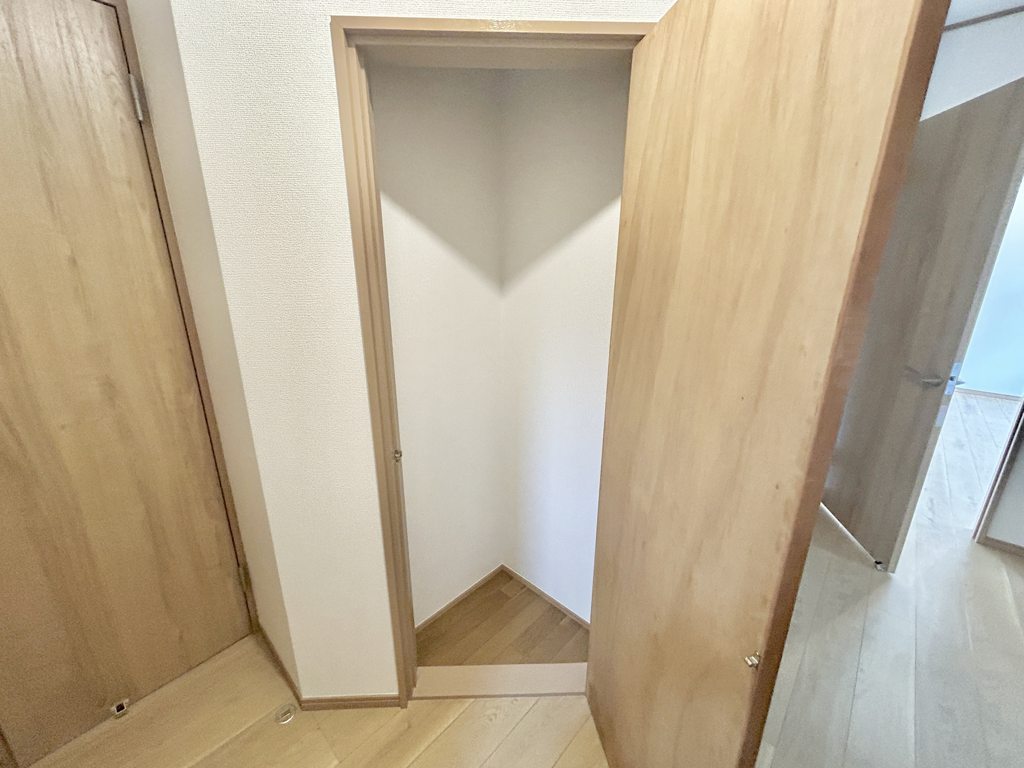 藤岡市藤岡1期　中古住宅の収納|廊下収納完備！玄関の近くにあるのでアウトドアグッズや荷物を収納可能♪