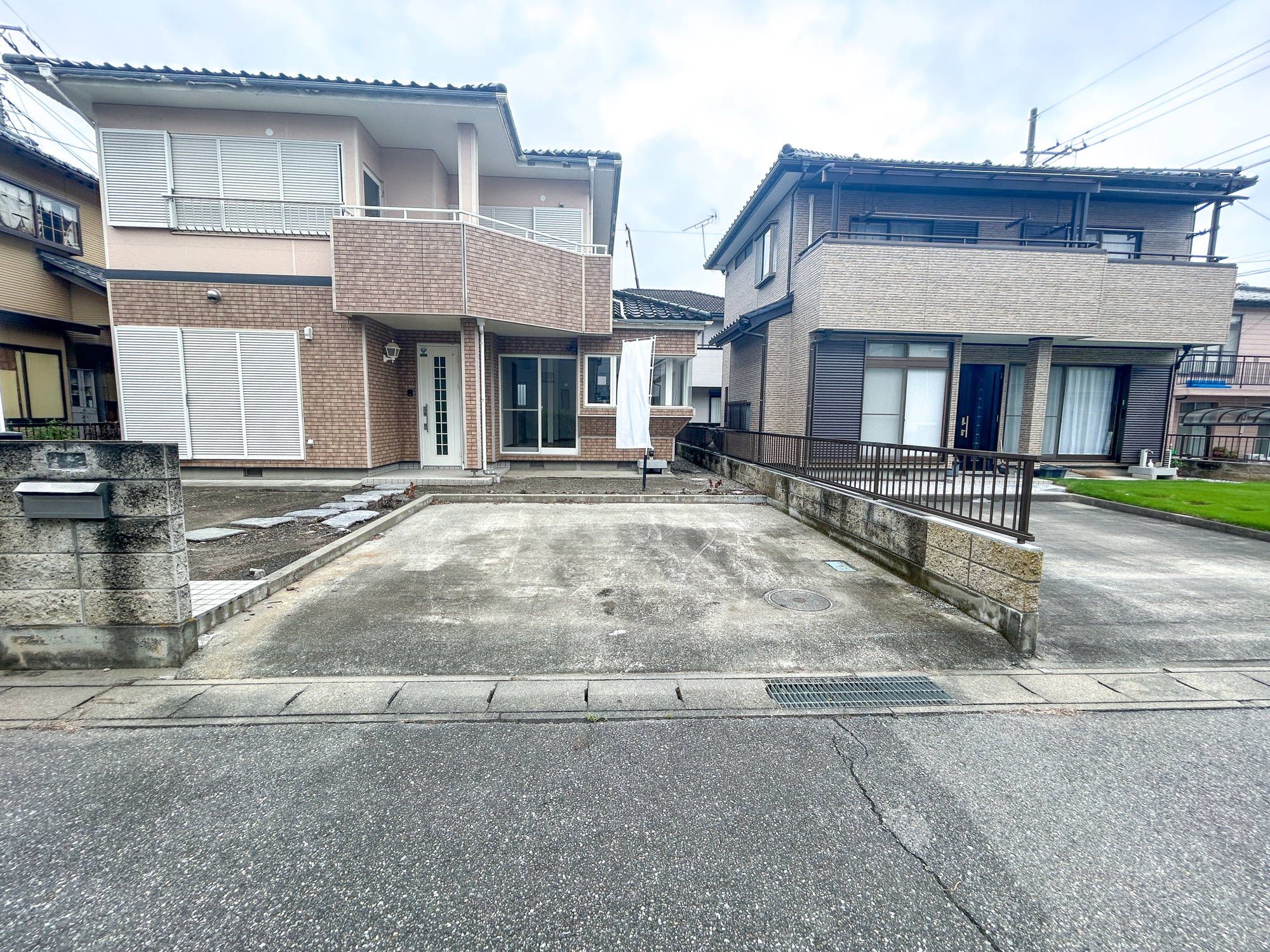 藤岡市藤岡1期　中古住宅の駐車場|駐車2台可能です♪