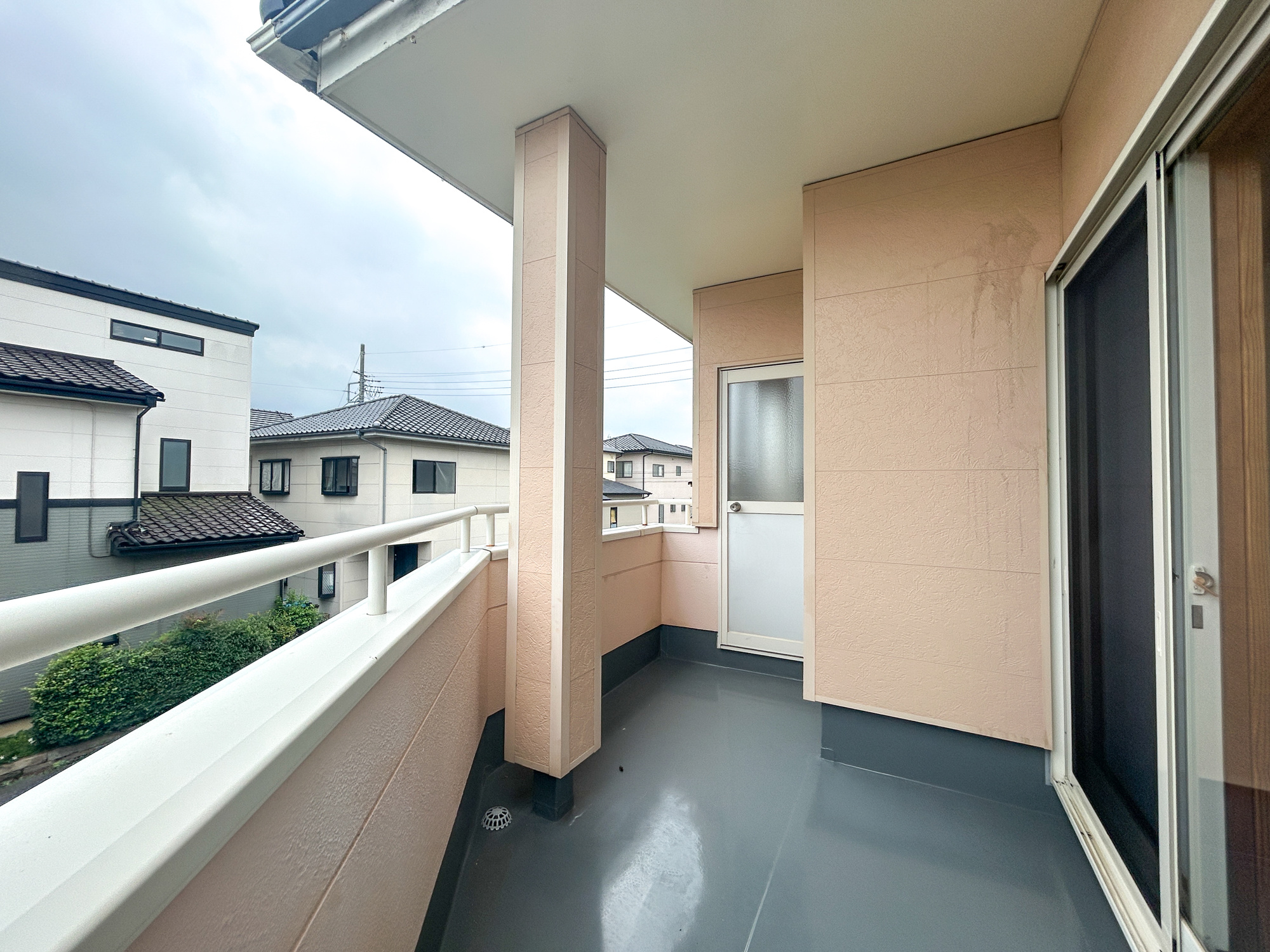 藤岡市藤岡1期　中古住宅のバルコニー|開放的なバルコニーは見晴らしもよく、太陽の温かな温もりをめいっぱい受け止めてくれます。太陽の光と爽やかな風を受けたお洗濯物はあっという間に乾き、取りこむ時には太陽の匂いを感じられそうですね。