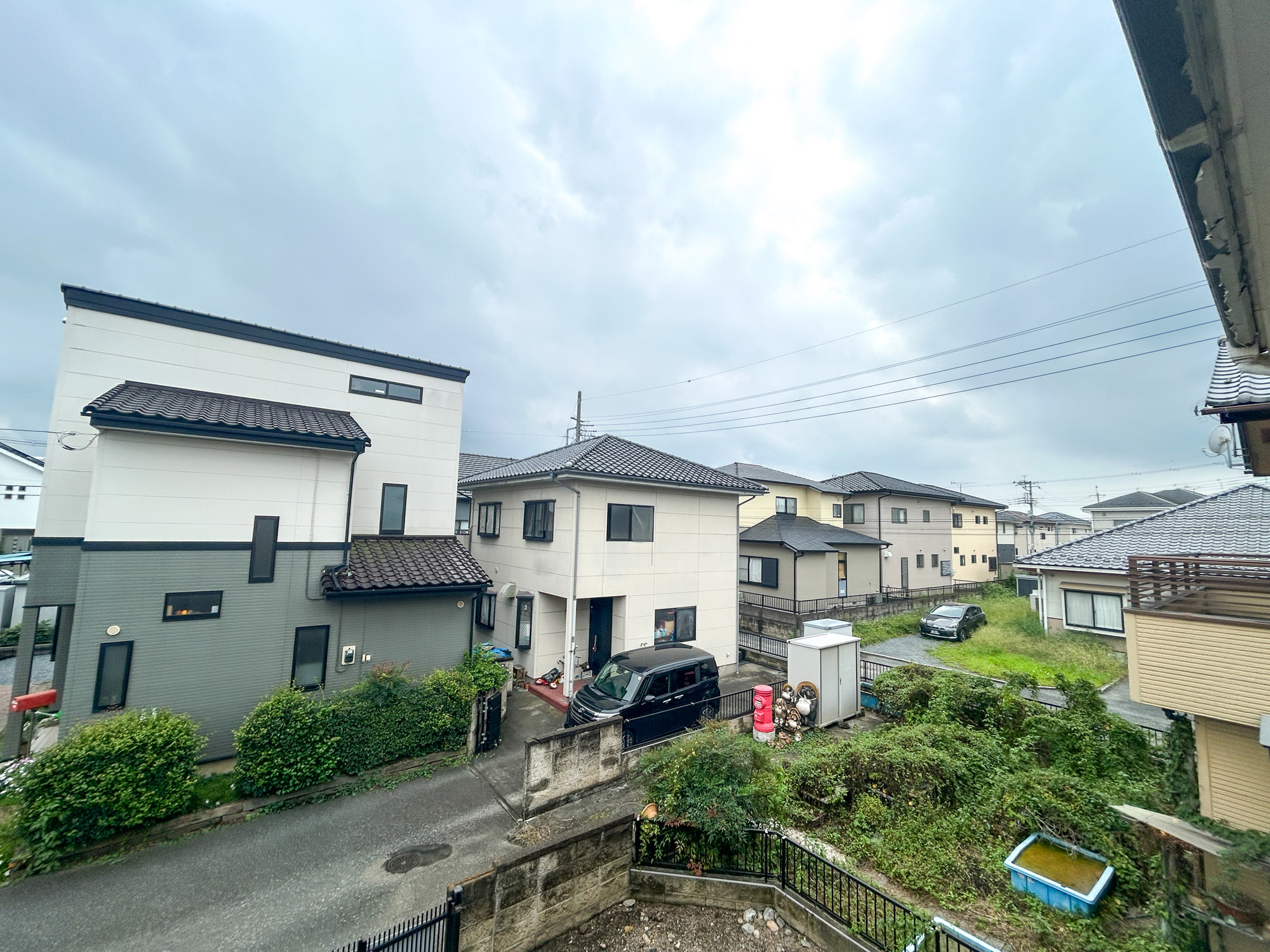 藤岡市藤岡1期　中古住宅の展望|閑静な住宅地で子育て家族にピッタリ。毎日のお散歩も快適な緑に恵まれたエリアで、自然に包まれた穏やかな暮らしを実現するための、ゆとりある住環境が整っています。緑の潤いを感じながらホッと生活できそう。