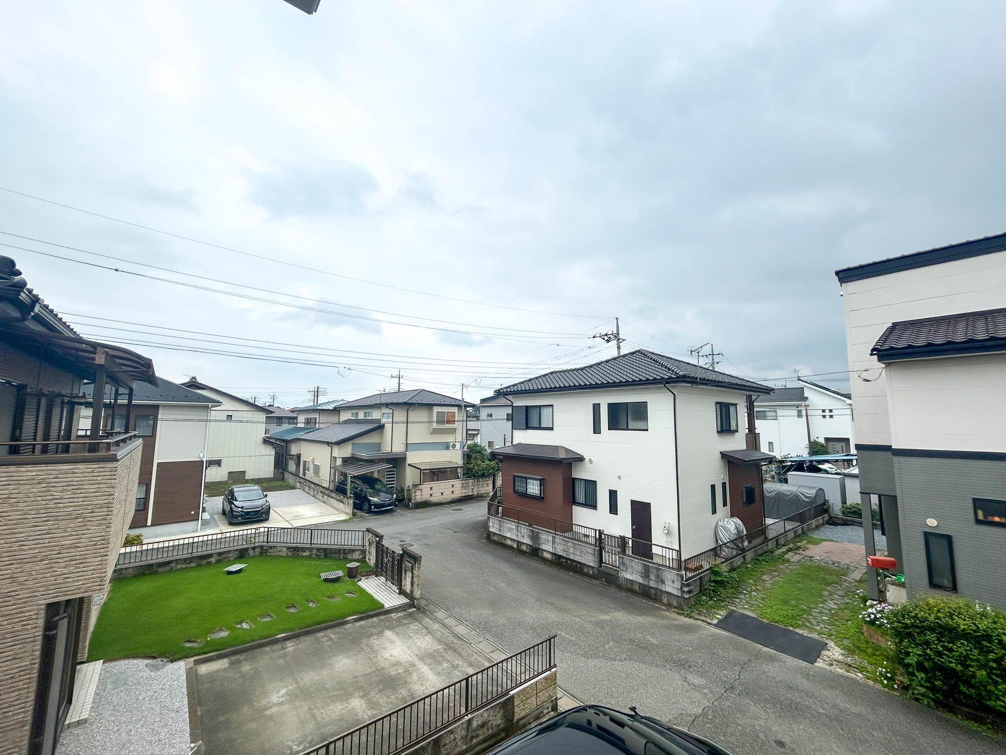 藤岡市藤岡1期　中古住宅の展望|低層の一戸建てを中心とした街並みが整然と続き、周辺は高い建物が建っていないので、採光や開放性に恵まれ、空が広く緑の多い閑静な趣を感じる環境です。