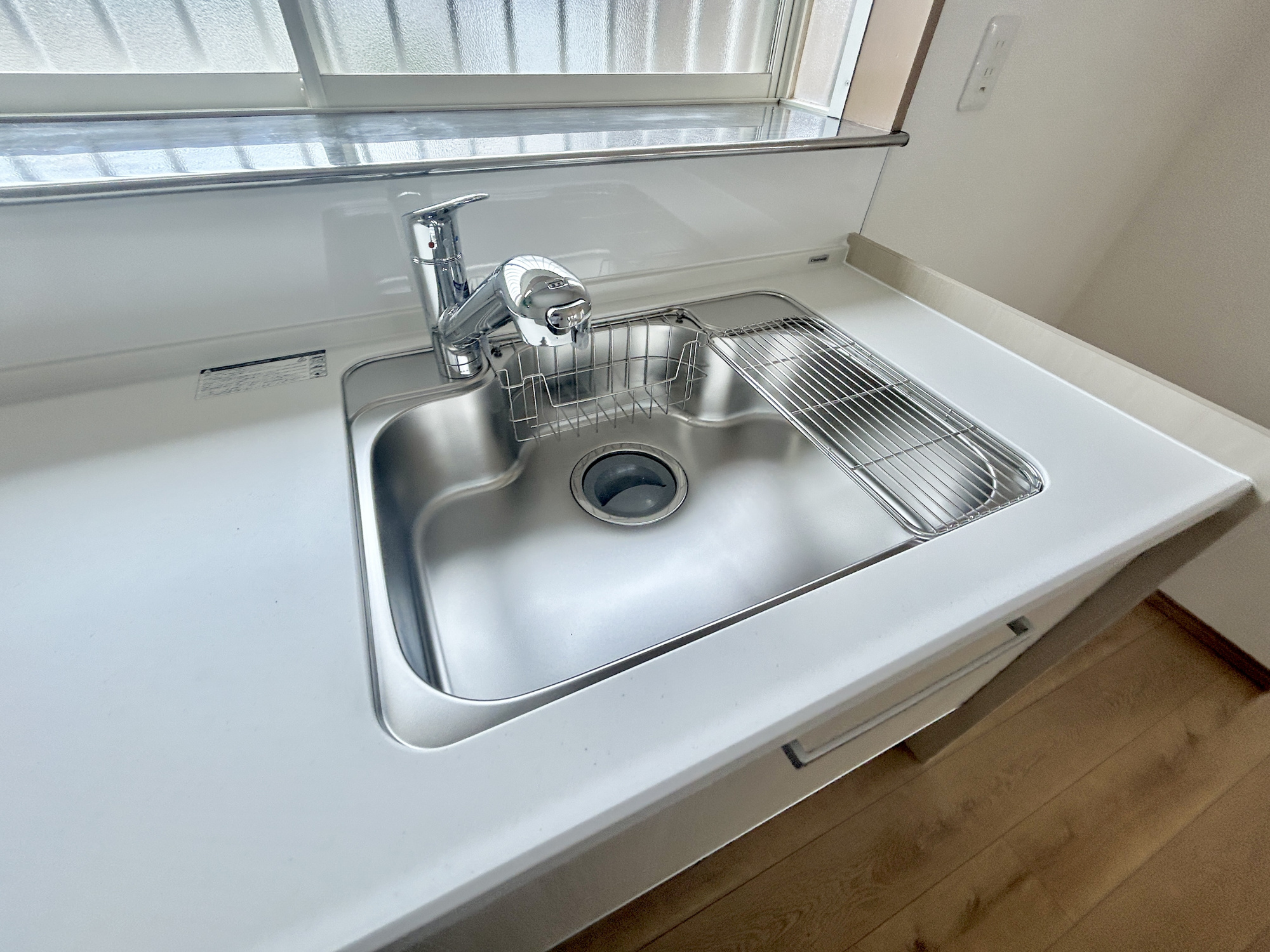 藤岡市藤岡1期　中古住宅の設備|浄水機能付シャワー水栓は、浄水器ごと蛇口が引き出せるから、ポットやお鍋などに浄水を注ぐときやシンクを洗う時に便利です♪