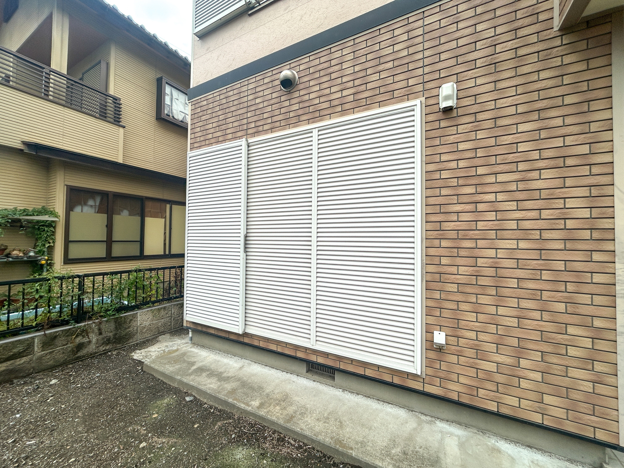 藤岡市藤岡1期　中古住宅の防犯設備|防風、防犯、防音、断熱と様々な効果を発揮する雨戸付きです♪