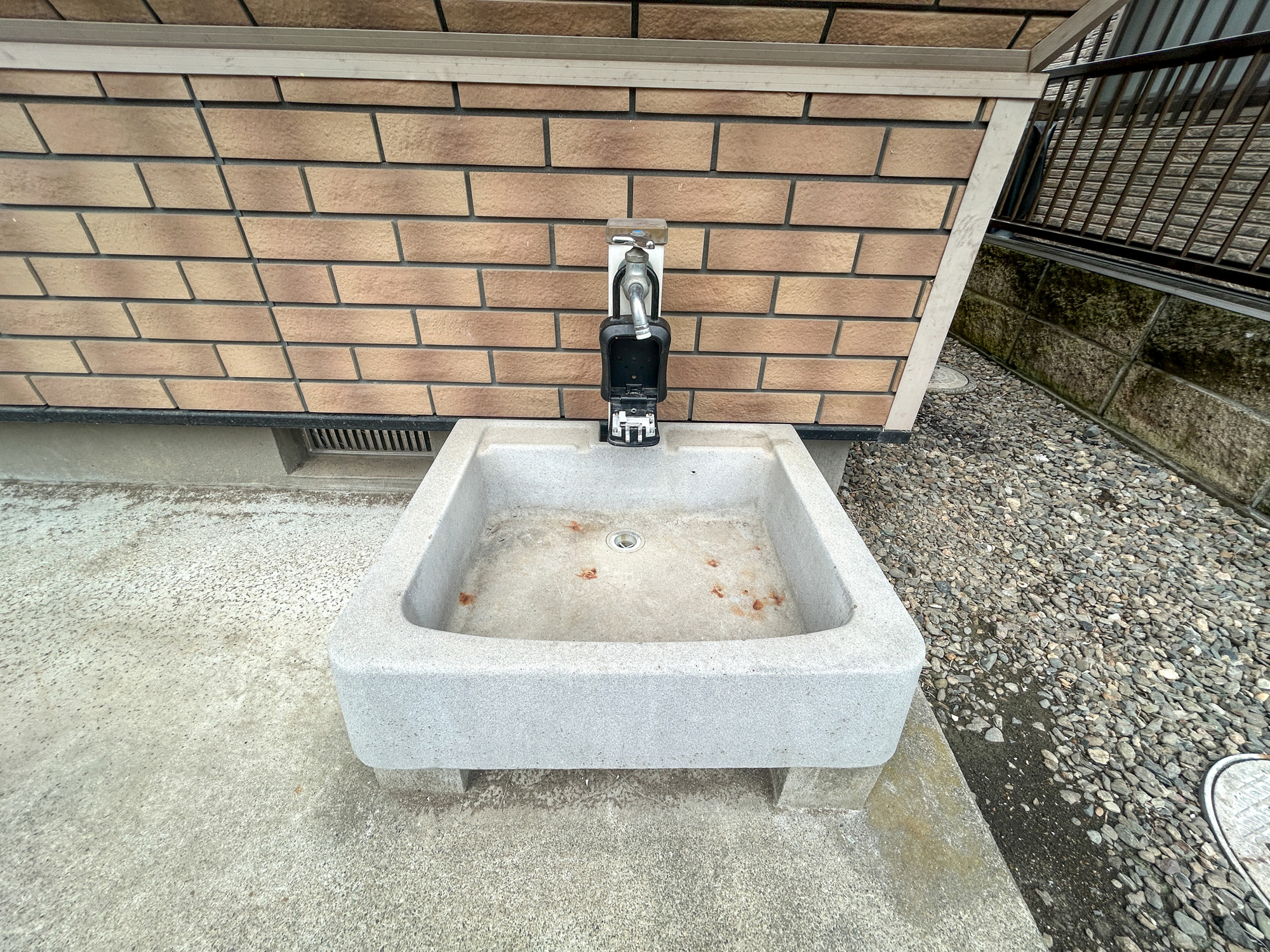 藤岡市藤岡1期　中古住宅の設備|お庭には、立水栓があるのでお子様のお庭遊び後もすぐに手洗いが可能です♪		