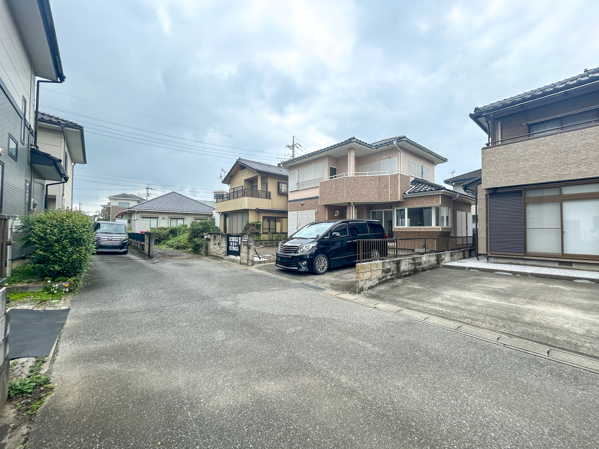 藤岡市藤岡1期　中古住宅の前面道路含む現地写真|閑静な住宅地で子育て家族にピッタリ。毎日のお散歩も快適な緑に恵まれたエリアで、自然に包まれた穏やかな暮らしを実現するための、ゆとりある住環境が整っています。

