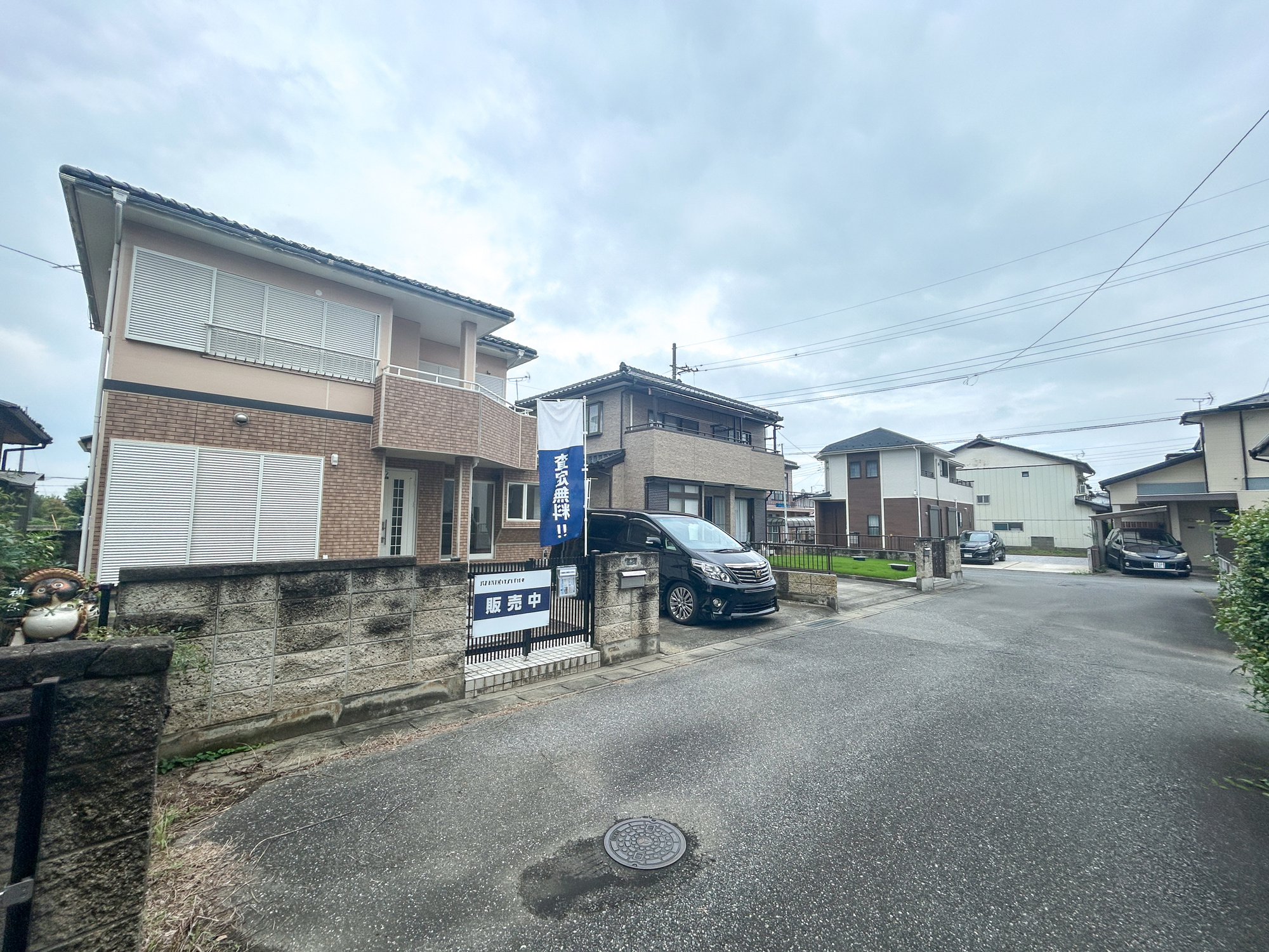 藤岡市藤岡1期　中古住宅の前面道路含む現地写真|低層の一戸建てを中心とした街並みが整然と続き、周辺は高い建物が建っていないので、採光や開放性に恵まれ、空が広く緑の多い閑静な趣を感じる環境です。

