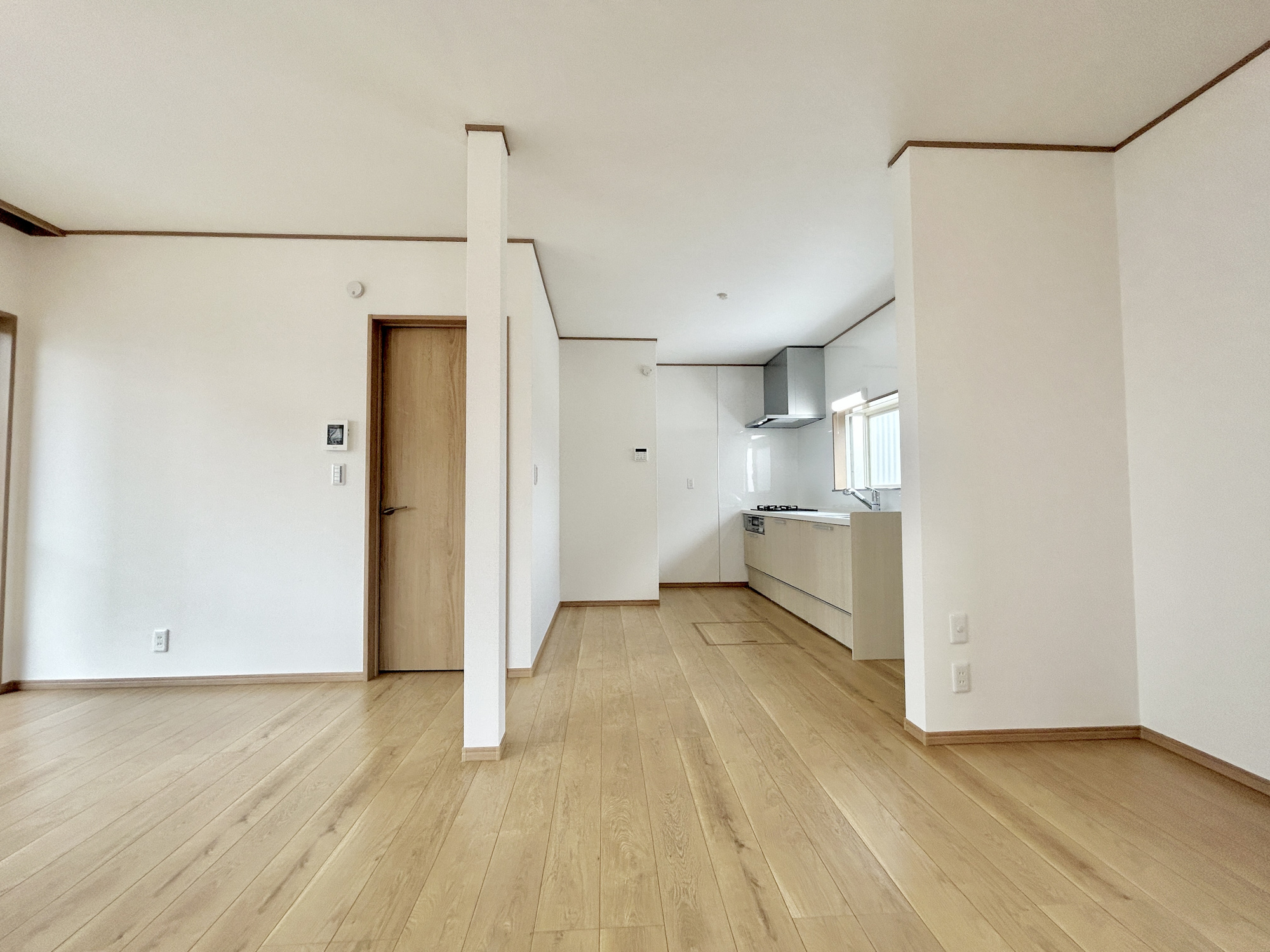 藤岡市藤岡1期　中古住宅の居間・リビング|大きく開いた窓からは、明るい陽射しが射し込みます。
爽やかな風が吹き抜ける心地良いリビングには、自然と家族が集まります。