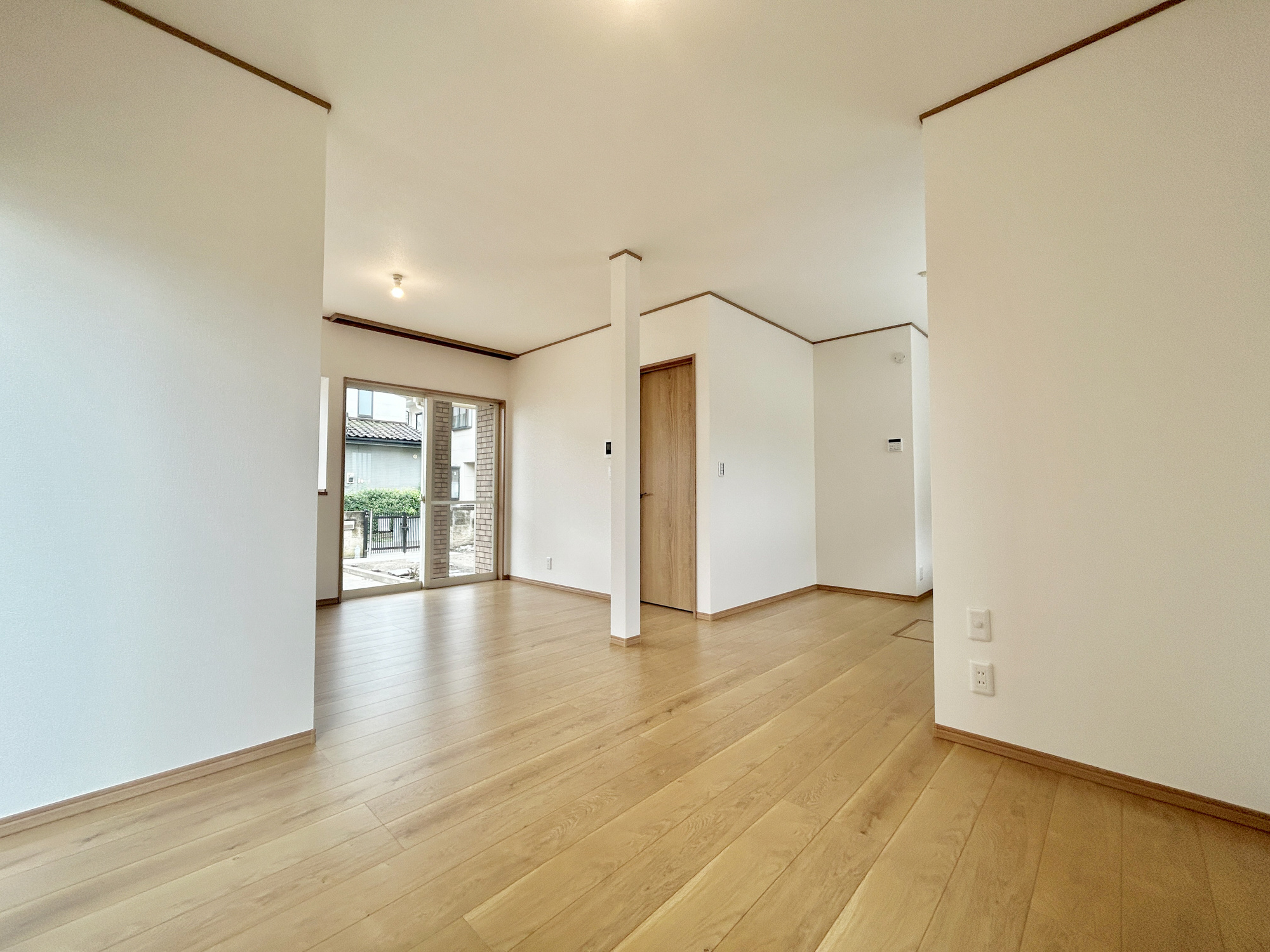藤岡市藤岡1期　中古住宅の居間・リビング|室内にいても、たっぷりの陽光と爽やかな風を感じて頂ける、開放感あふれるリビングです。
ご家族と穏やかに過ごす、心地の良い時間が流れます。