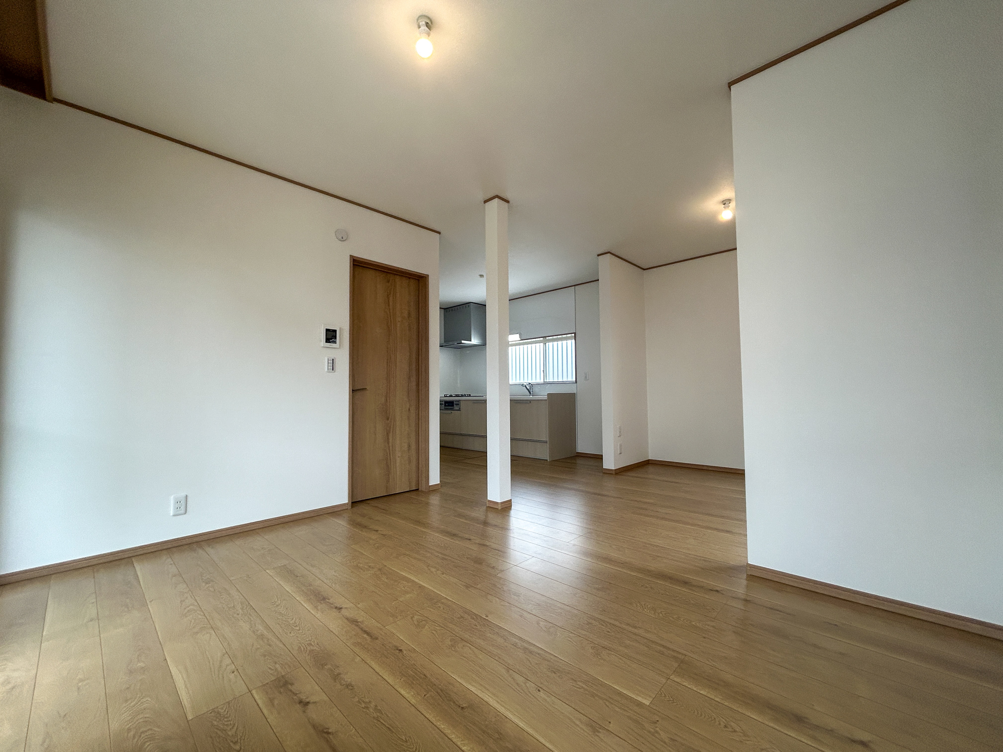 藤岡市藤岡1期　中古住宅の居間・リビング|オープンな空間を生み出す、こだわりの広がりとゆとり。家族と過ごす時間を大切にしたい方にぴったりの明るくゆとりある住空間です。窓からの日差しがリビングの隅々までしっかりと届きます！ 
