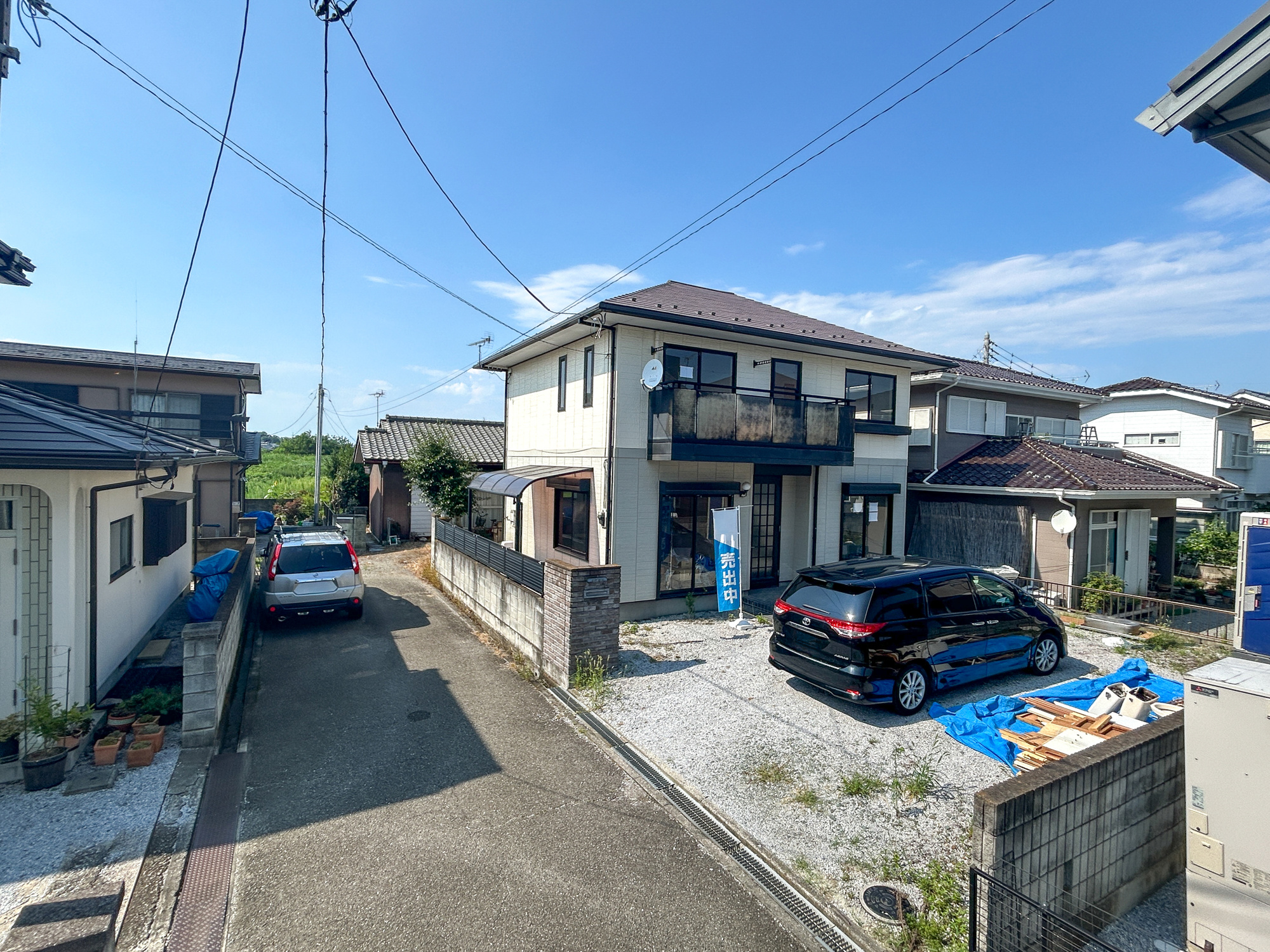 藤岡市中島　中古住宅の前面道路含む現地写真|閑静な住宅地で子育て家族にピッタリ。毎日のお散歩も快適な緑に恵まれたエリアで、自然に包まれた穏やかな暮らしを実現するための、ゆとりある住環境が整っています。

