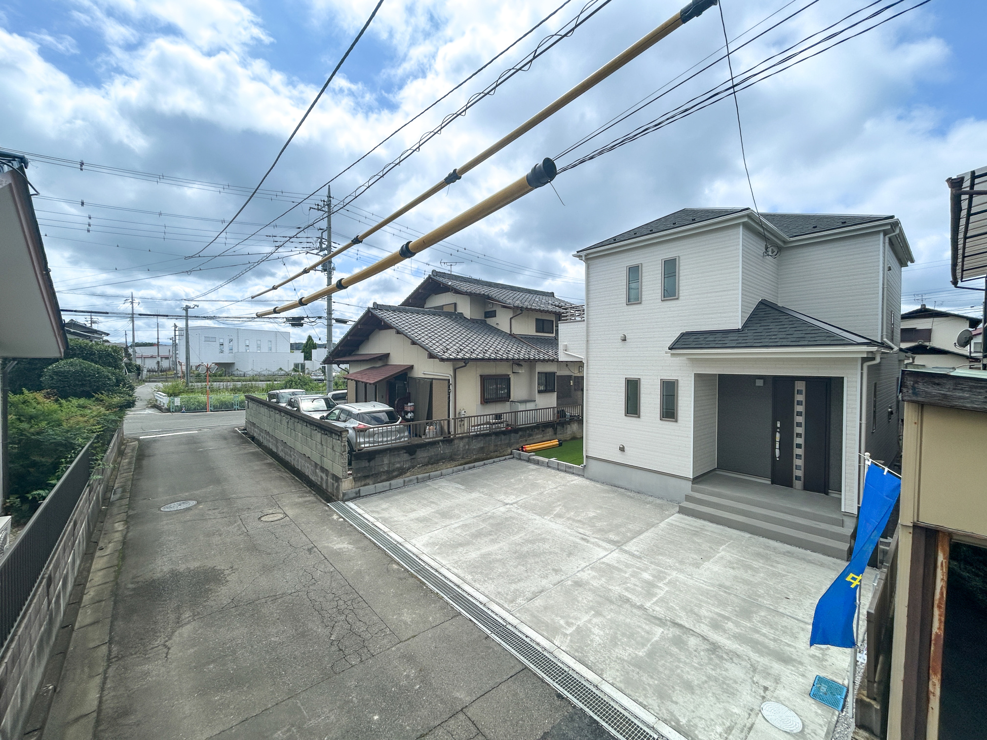 高崎市倉賀野町　　新築住宅全1棟の前面道路含む現地写真|閑静な住宅地で子育て家族にピッタリ。毎日のお散歩も快適な緑に恵まれたエリアで、自然に包まれた穏やかな暮らしを実現するための、ゆとりある住環境が整っています。


