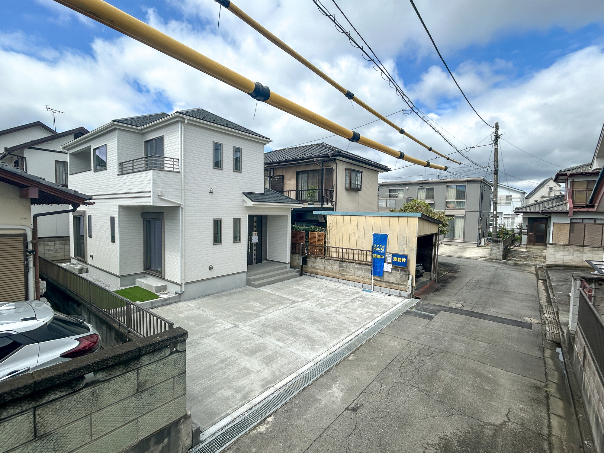 高崎市倉賀野町　　新築住宅全1棟の前面道路含む現地写真|低層の一戸建てを中心とした街並みが整然と続き、周辺は高い建物が建っていないので、採光や開放性に恵まれ、空が広く緑の多い閑静な趣を感じる環境です。

