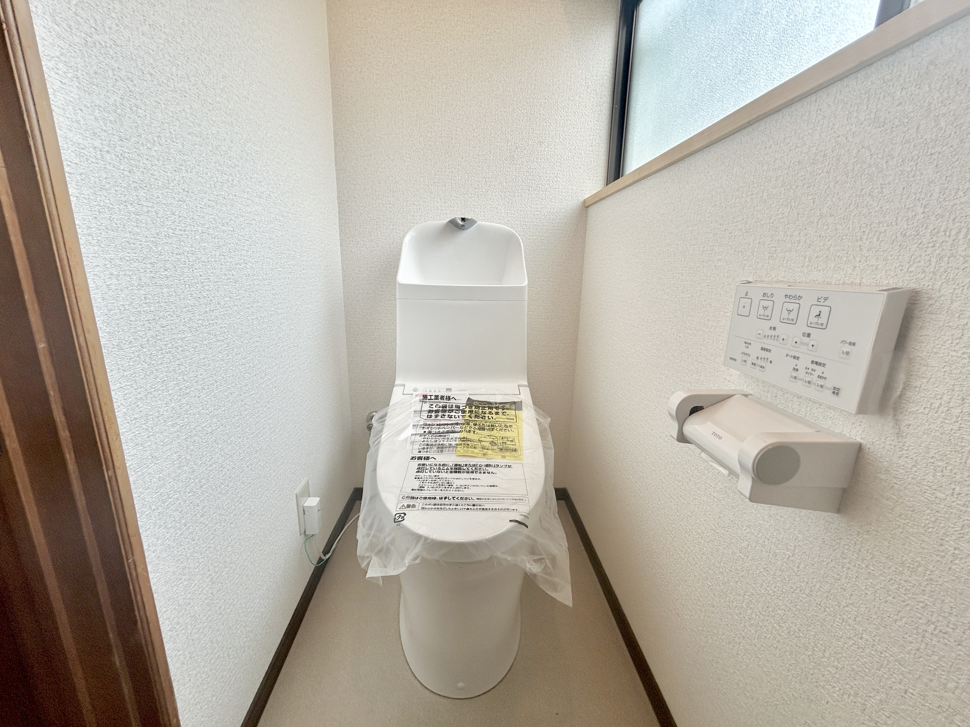 前橋市下細井町　中古物件のトイレ|節水型でエコなトイレには、今では当たり前の洗浄付き。便座を温める機能もついていて、居心地良くてトイレから出られなくなるかも！換気用に換気扇はもちろん、窓も着いているので常に快適ですね♪
