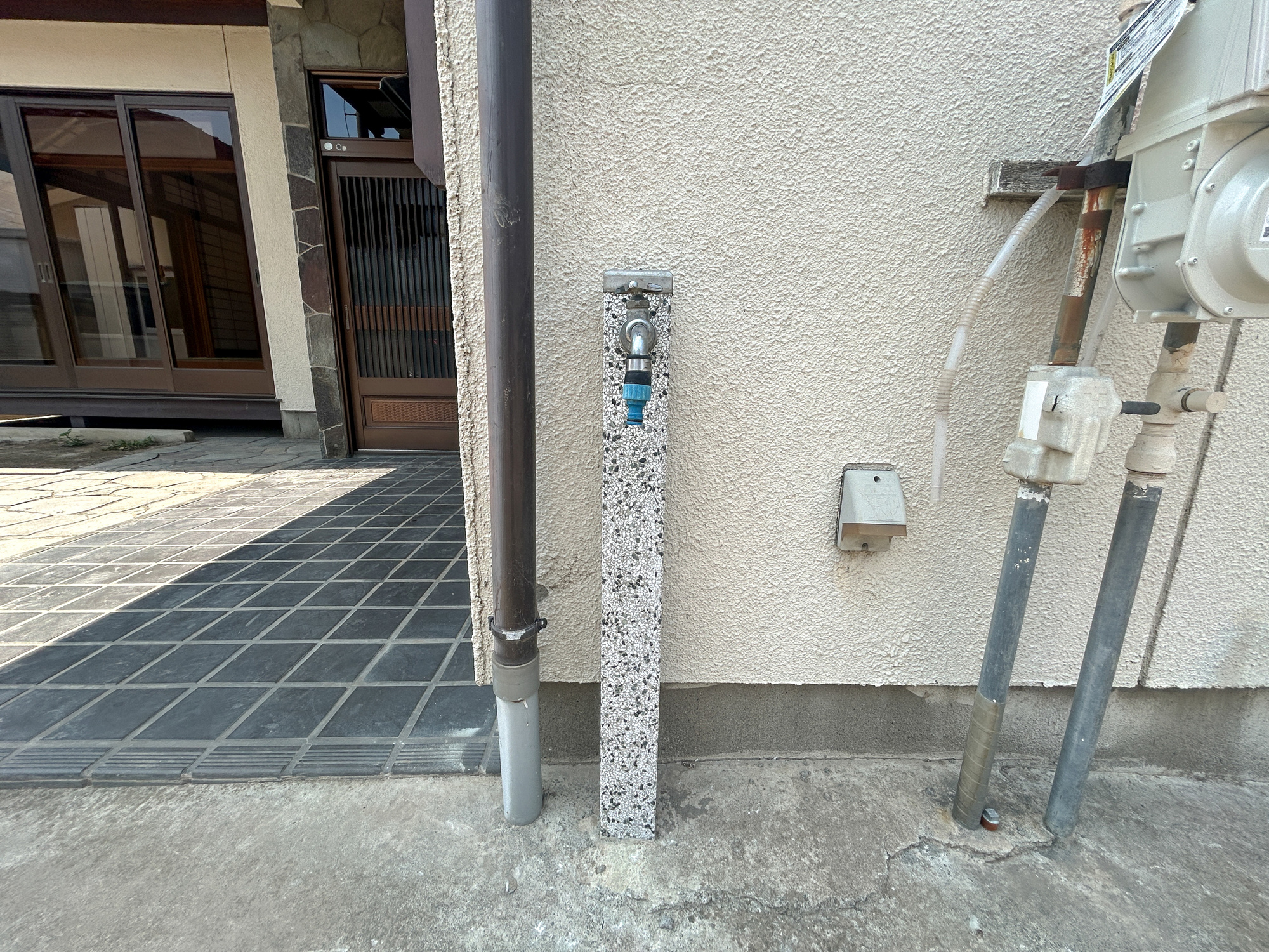 前橋市下細井町　中古物件の設備|お庭には、立水栓があるのでお子様のお庭遊び後もすぐに手洗いが可能です♪						
						
