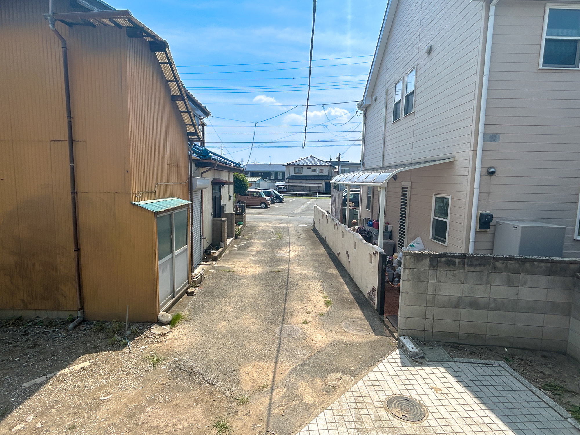 前橋市下細井町　中古物件の前面道路含む現地写真|閑静な住宅地で子育て家族にピッタリ。毎日のお散歩も快適な緑に恵まれたエリアで、自然に包まれた穏やかな暮らしを実現するための、ゆとりある住環境が整っています。

