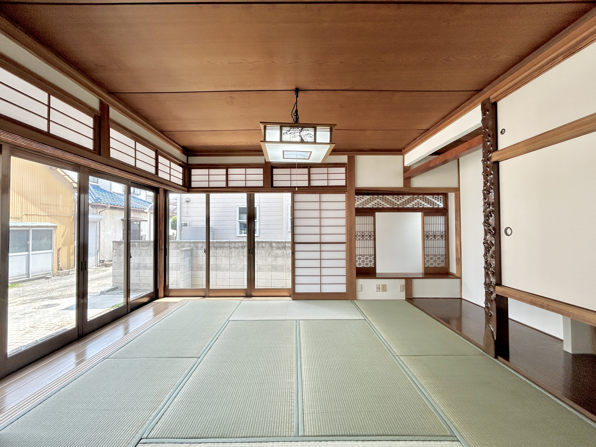 前橋市下細井町　中古物件の和室|南向きに大きく開いた窓からは、明るい陽射しが射し込みます。
爽やかな風が吹き抜ける心地良いリビングには、自然と家族が集まります。
