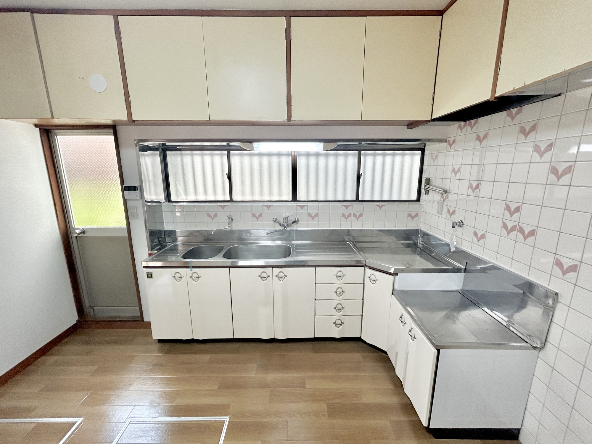 前橋市下細井町　中古物件のキッチン|収納が多いのでキッチンの上は常にきれいに保てます！！
お料理がしたくなるそんな嬉しい・楽しいキッチンです♪
