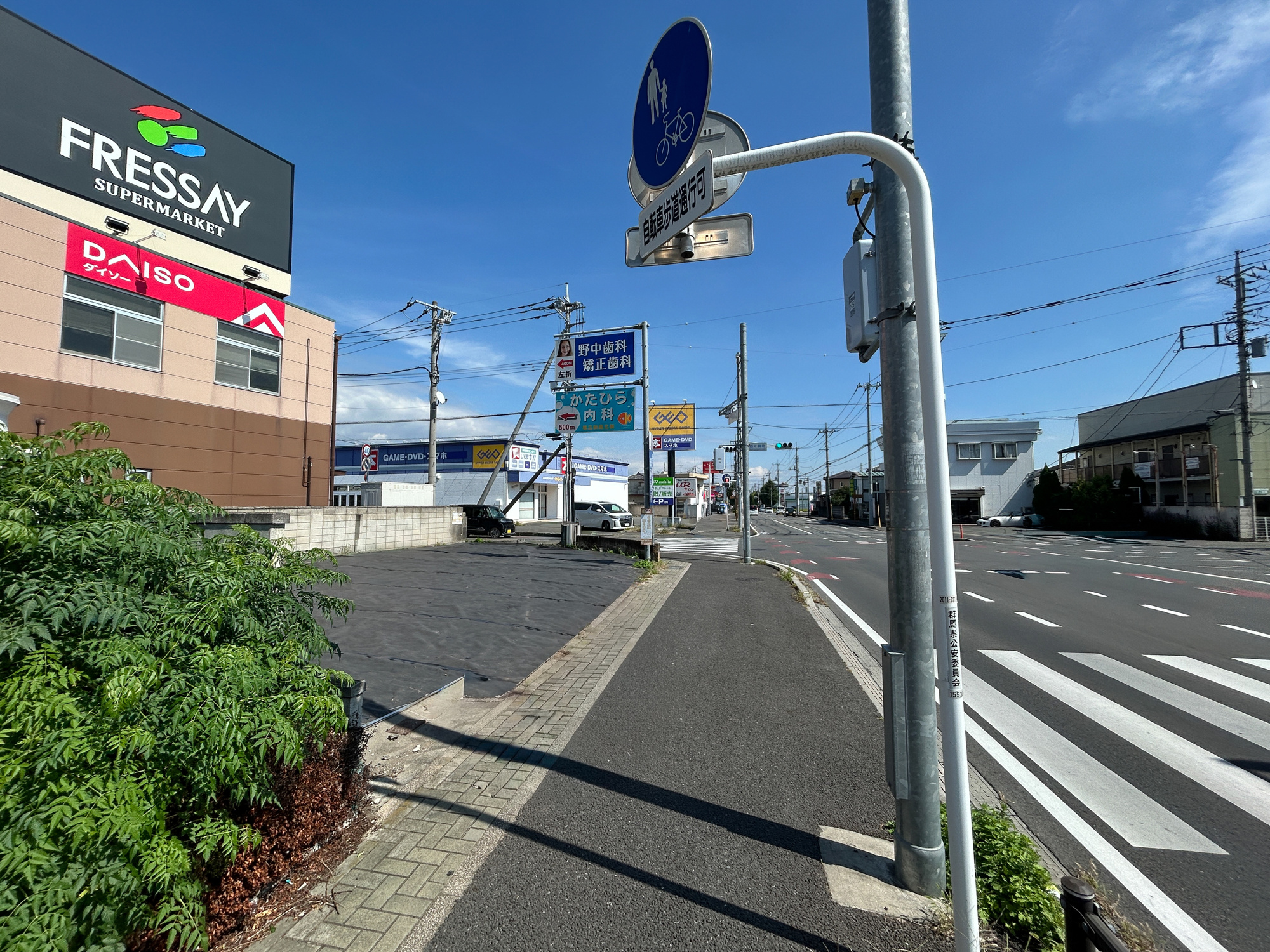 前橋市西片貝町　売地の前面道路含む現地写真|閑静な住宅地で子育て家族にピッタリ。毎日のお散歩も快適な緑に恵まれたエリアで、自然に包まれた穏やかな暮らしを実現するための、ゆとりある住環境が整っています。

