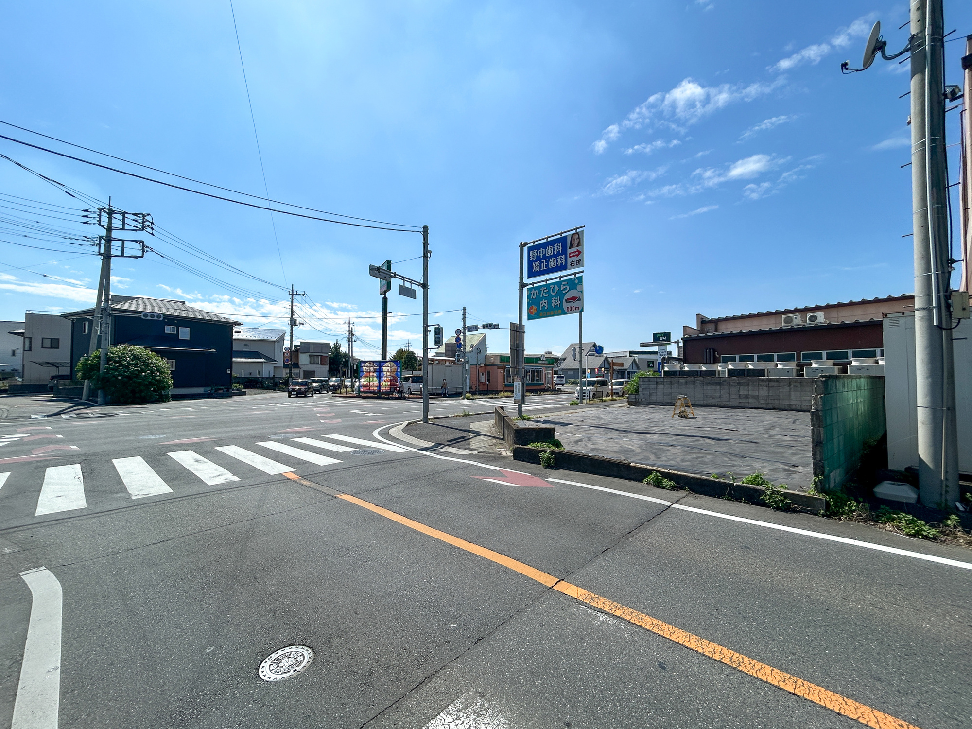 前橋市西片貝町　売地の前面道路含む現地写真|低層の一戸建てを中心とした街並みが整然と続き、周辺は高い建物が建っていないので、採光や開放性に恵まれ、空が広く緑の多い閑静な趣を感じる環境です。

