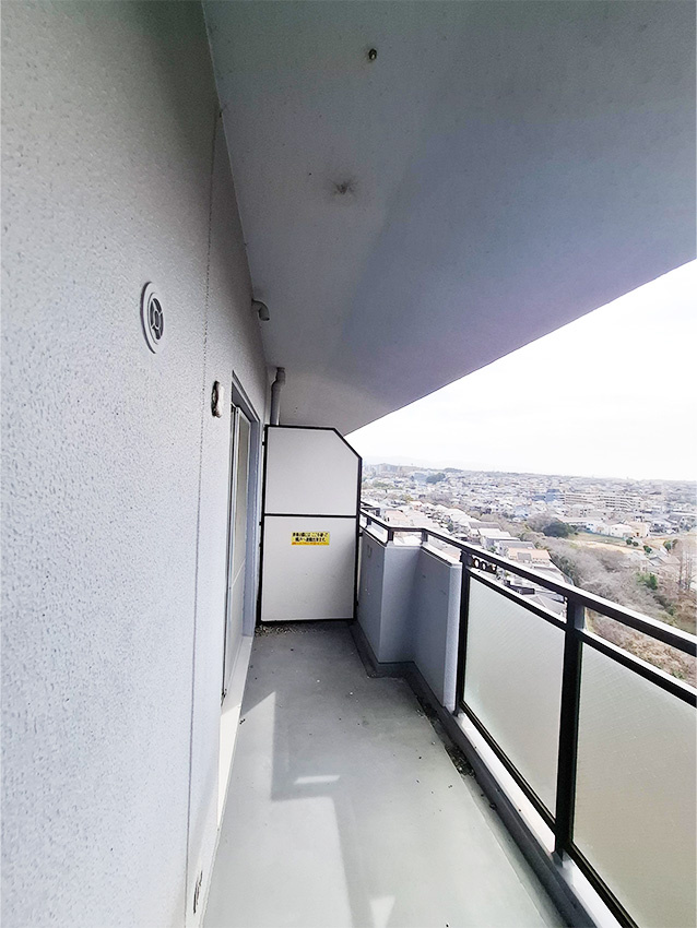 コスモ北野田のバルコニー|バルコニー：15階建て14階部分につき眺望良好です。LDKから出入りできます。
