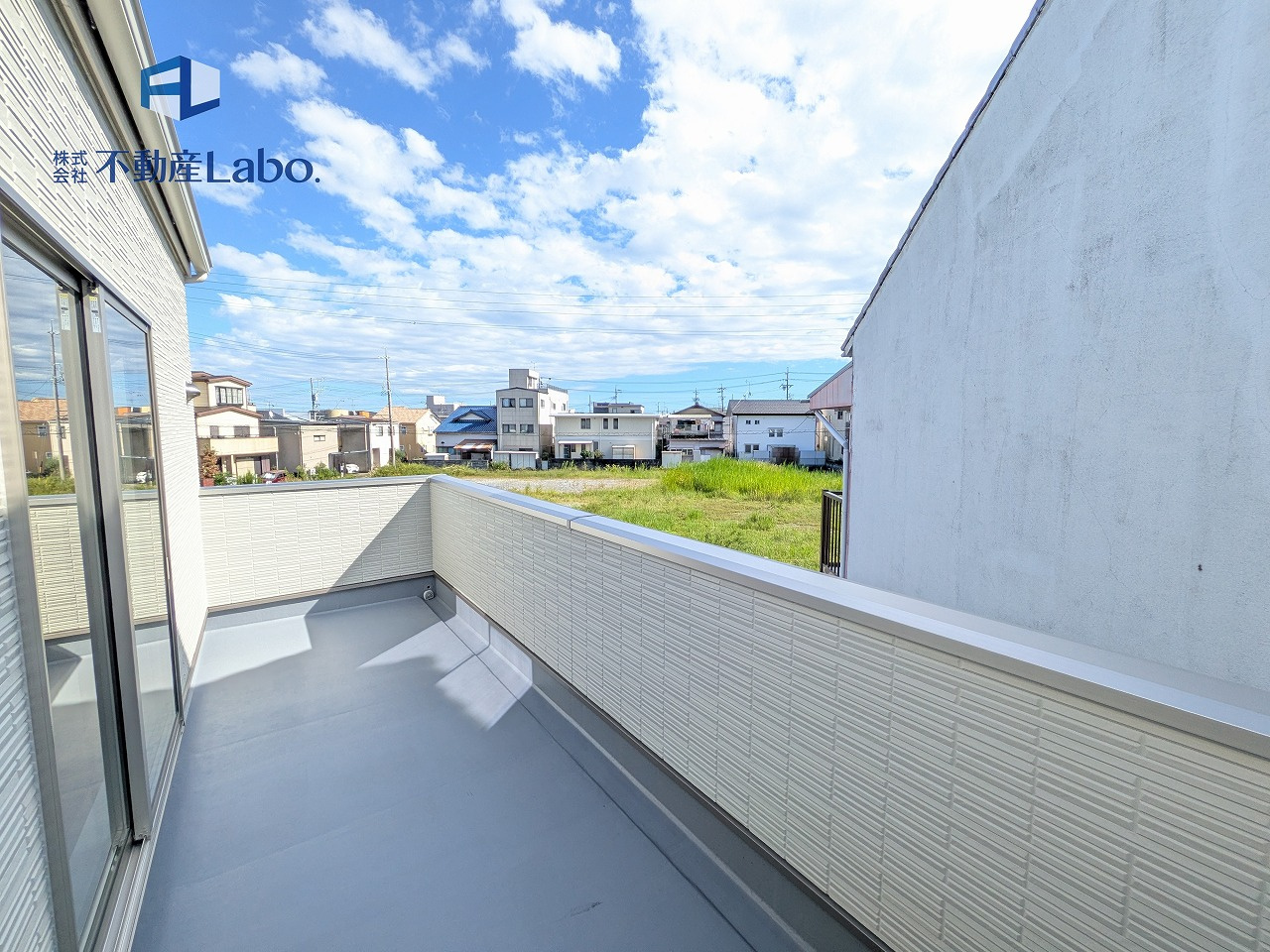 清水区　中矢部町8期　全1棟のバルコニー|●バルコニー● 可動式の物干し金物が付いており、使用しない際は収納できます♪お洗濯には十分なスペース♪