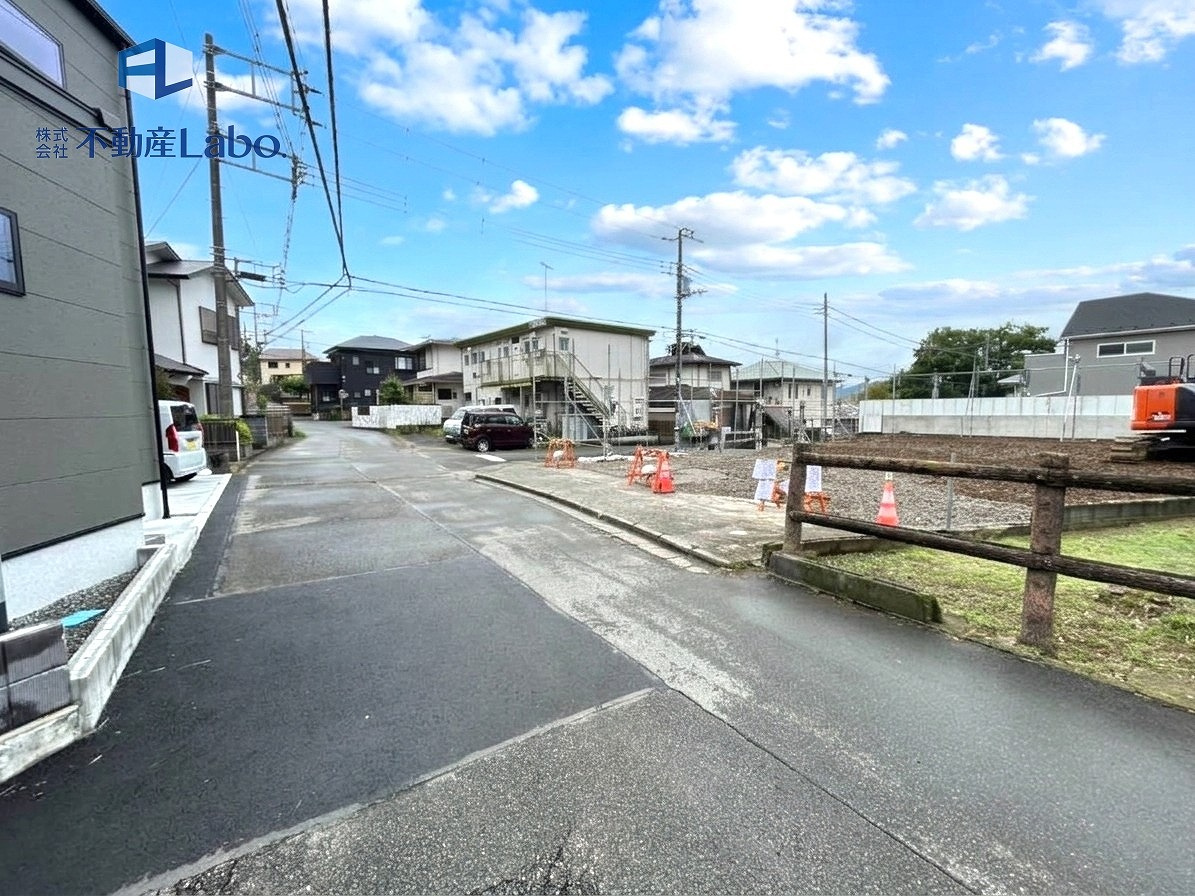 ブルーミングガーデン　田方郡函南町柏谷　全２棟の前面道路含む現地写真