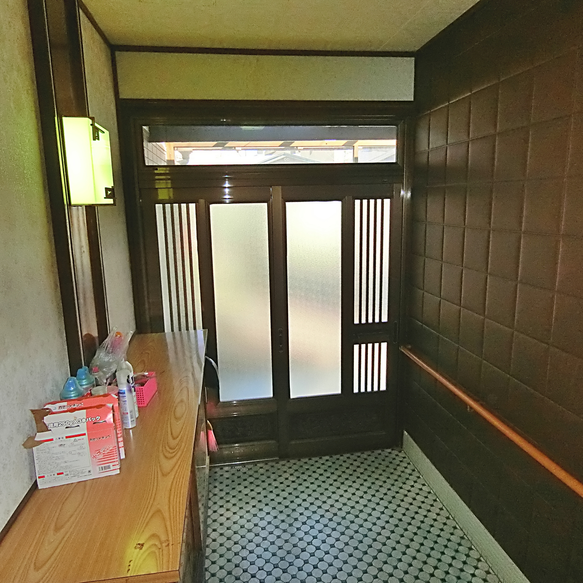 室蘭市高砂町2丁目9-19　中古住宅の玄関