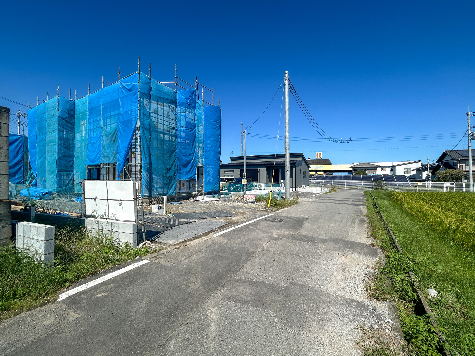 渋川市半田　新築住宅全5区画の前面道路含む現地写真|閑静な住宅地で子育て家族にピッタリ。毎日のお散歩も快適な緑に恵まれたエリアで、自然に包まれた穏やかな暮らしを実現するための、ゆとりある住環境が整っています。

