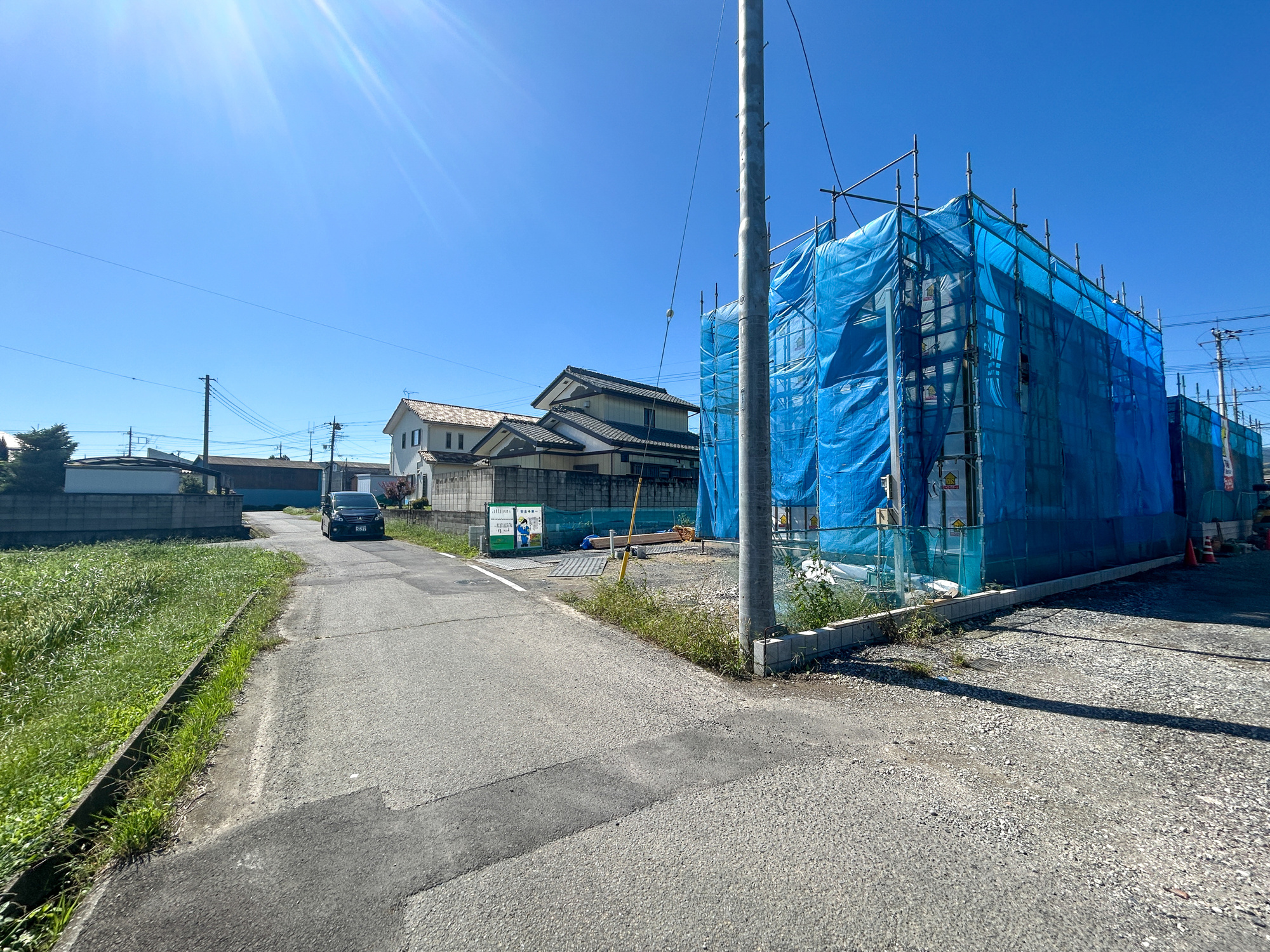 渋川市半田　新築住宅全5区画の前面道路含む現地写真|低層の一戸建てを中心とした街並みが整然と続き、周辺は高い建物が建っていないので、採光や開放性に恵まれ、空が広く緑の多い閑静な趣を感じる環境です。

