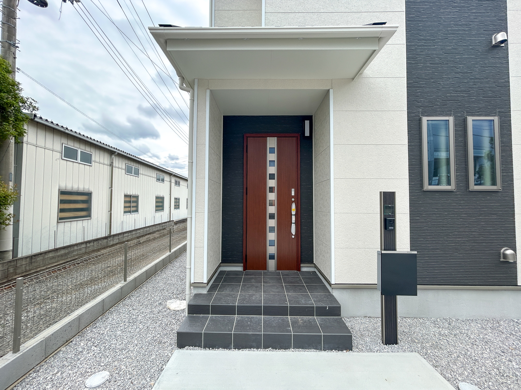渋川市石原　新築住宅全3棟の玄関|明るく優しいイメージの玄関アプローチ。玄関上は屋根があるので雨の心配いらず♪