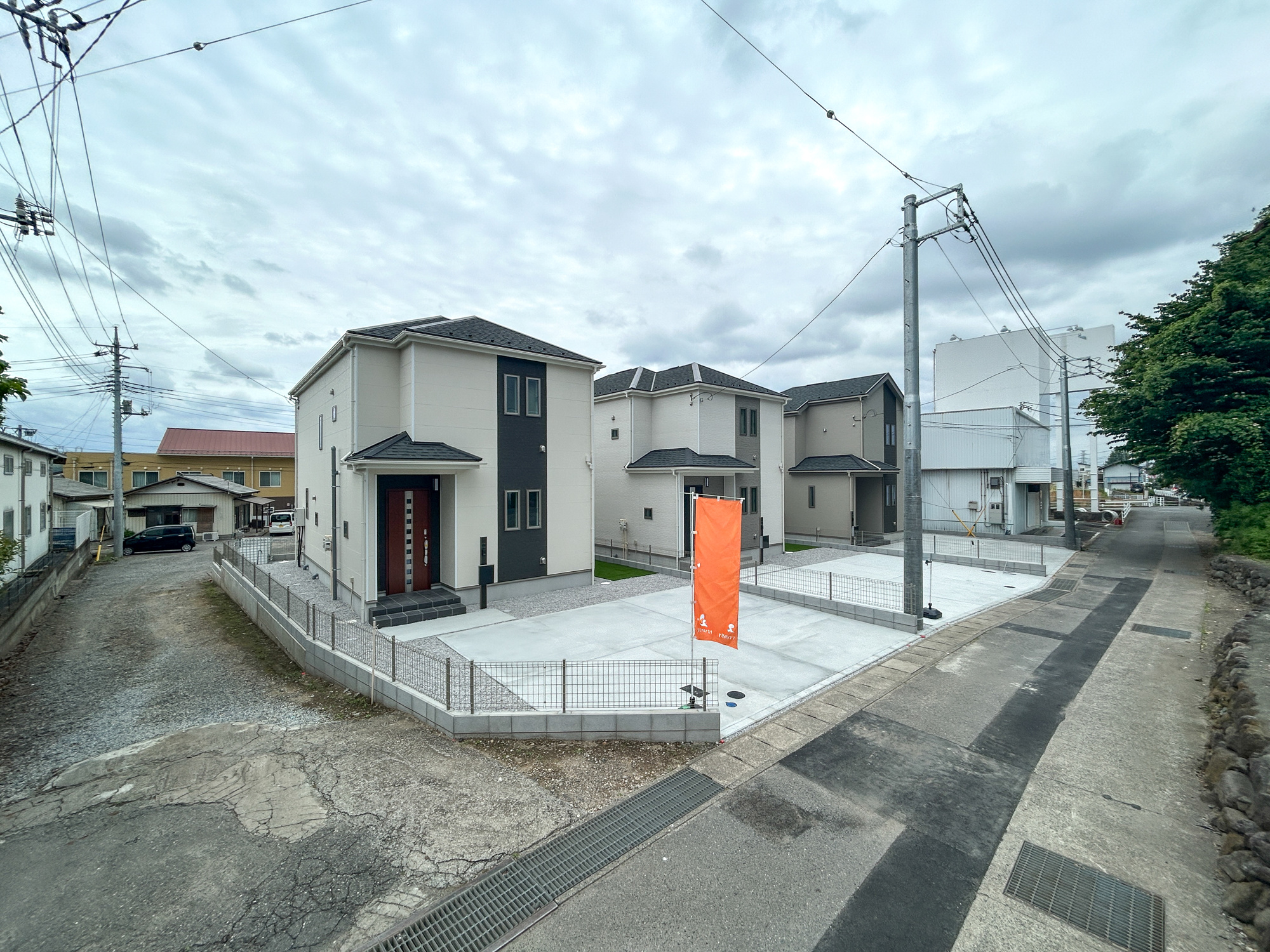 渋川市石原　新築住宅全3棟の前面道路含む現地写真|閑静な住宅地で子育て家族にピッタリ。毎日のお散歩も快適な緑に恵まれたエリアで、自然に包まれた穏やかな暮らしを実現するための、ゆとりある住環境が整っています。

