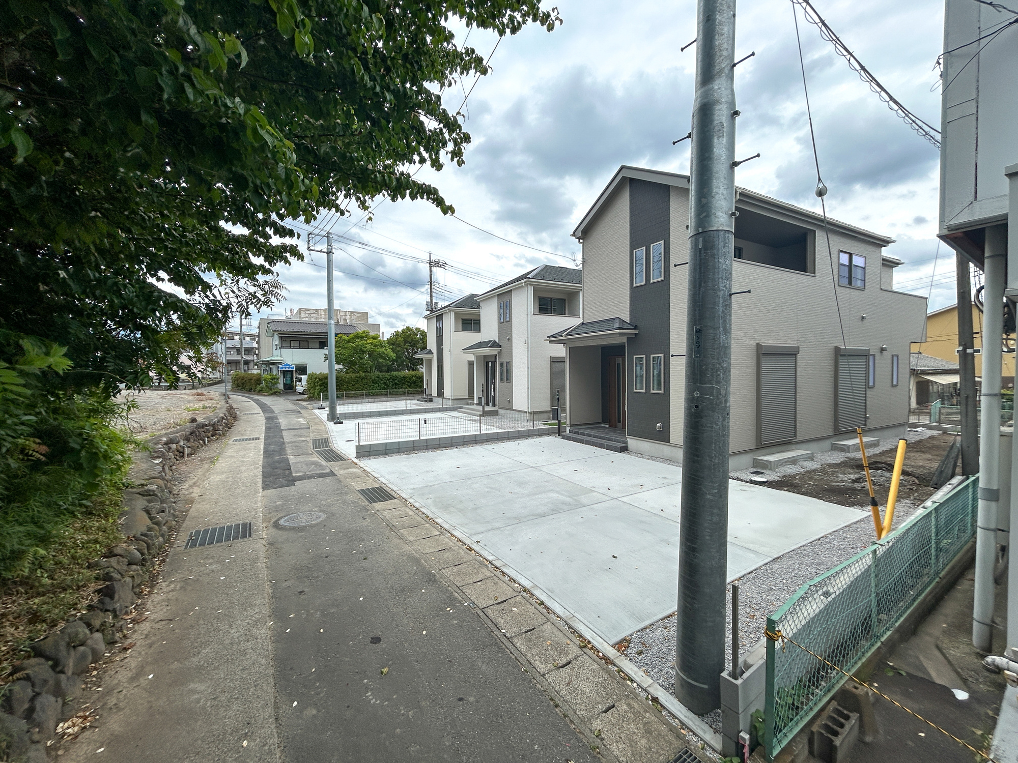 渋川市石原　新築住宅全3棟の前面道路含む現地写真|低層の一戸建てを中心とした街並みが整然と続き、周辺は高い建物が建っていないので、採光や開放性に恵まれ、空が広く緑の多い閑静な趣を感じる環境です。

