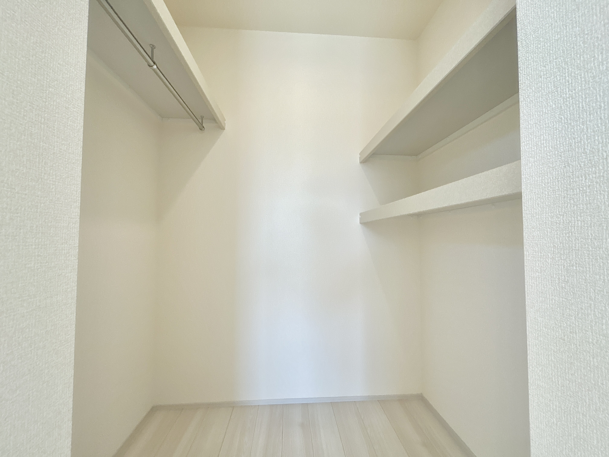 第3渋川市金井　新築住宅全1棟の収納|たくさんのお洋服が入る、ウォークインクローゼット。
お洋服以外にも掃除機やスーツケースなどを一箇所に集約できるのが魅力です♪
収納ケースを置かなくていいのでお部屋の見た目にもスッキリ！