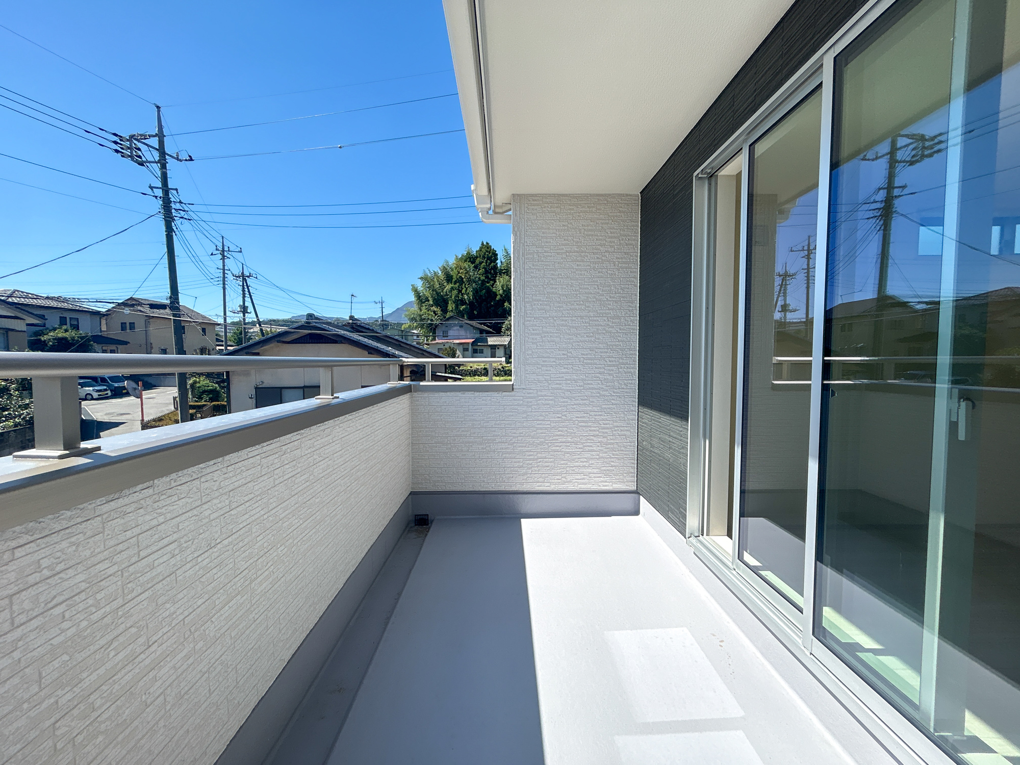 第3渋川市金井　新築住宅全1棟のバルコニー|開放的なバルコニーは見晴らしもよく、太陽の温かな温もりをめいっぱい受け止めてくれます。太陽の光と爽やかな風を受けたお洗濯物はあっという間に乾き、取りこむ時には太陽の匂いを感じられそうですね。